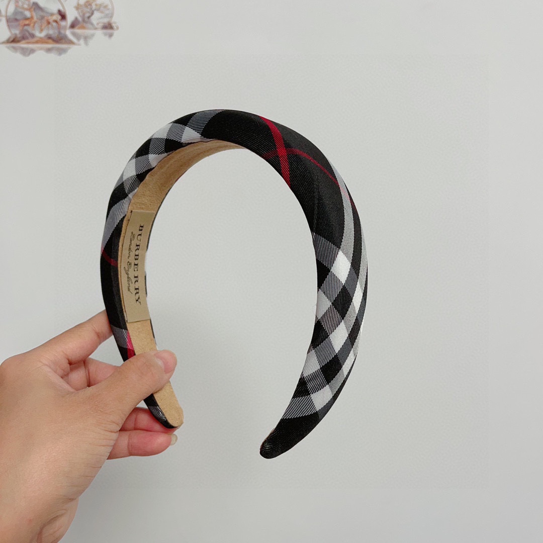 NO:275700,Packaging Burberry BURBERRY new headband, customer-supplied fabric, all the details are shot!  Very pleasing and versatile, suitable for various occasions!  hairpins, hairpins, burberry, burberry, hairpins19860909配包装 巴宝莉BURBERRY 新款发箍,客供面料 细节全部实拍！非常耐看又百搭、适合各种场合搭配！发夹,发夹,burberry,burberry,hairpins,accessory