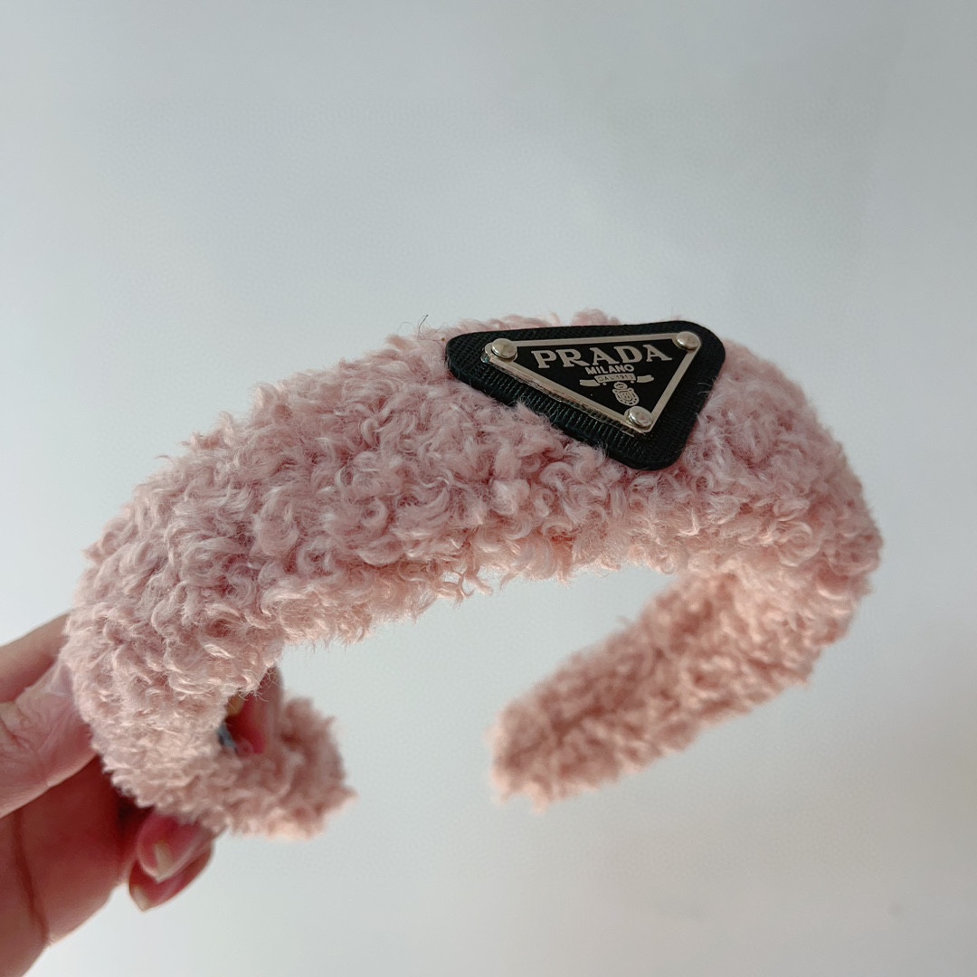 NO:275705,Packaging PRADA (Prada) new autumn and winter headband, lamb suede fabric, same style as stars. Goddess must-have items, very versatile and fashionable. Wear it full of tallness. Hairpins, hairpins, prada, prada, hairpins19860909配包装 PRADA（普拉达） 秋冬新款头箍,羊羔绒面料,明星同款 女神必备单品,非常百搭,时尚潮流, 戴上它满满的高大上.发夹,发夹,prada,prada,hairpins,accessory