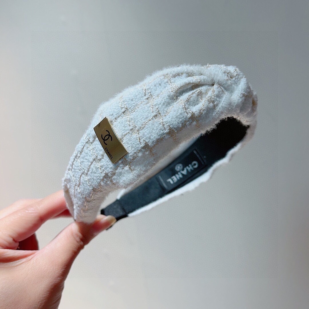 NO:275737,Packaging CHANEL (Chanel) latest small fragrant hairband, retro headband, popular internet celebrity products recommended. It is matched with high-end materials, super exquisite, fashionable and versatile. Hairpins, hairpins, chanel, chanel, hairpins19860909配包装 CHANEL（香奈儿）最新款小香发箍,复古头箍,网红爆款推荐 搭配高端材质,超精致,时尚百搭.发夹,发夹,chanel,chanel,hairpins,accessory