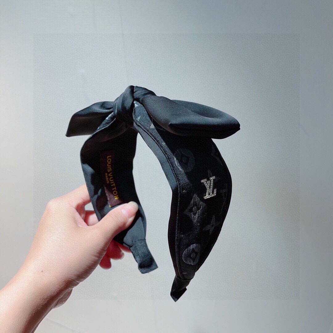 NO:275615,Packaged by LV Louis Vuitton, popular new bow headband, fashionable headband, the latest counter model is coming to be fashionable and versatile, and goddess must enter!  hairpin, hairpin, louis vuitton, louis vuitton, hairpins19860909配包装 LV 路易威登 火爆新款蝴蝶结发箍,时尚头箍,专柜最最新款来袭时尚百搭,女神必入 ！发夹,发夹,louis vuitton,louis vuitton,hairpins,accessory