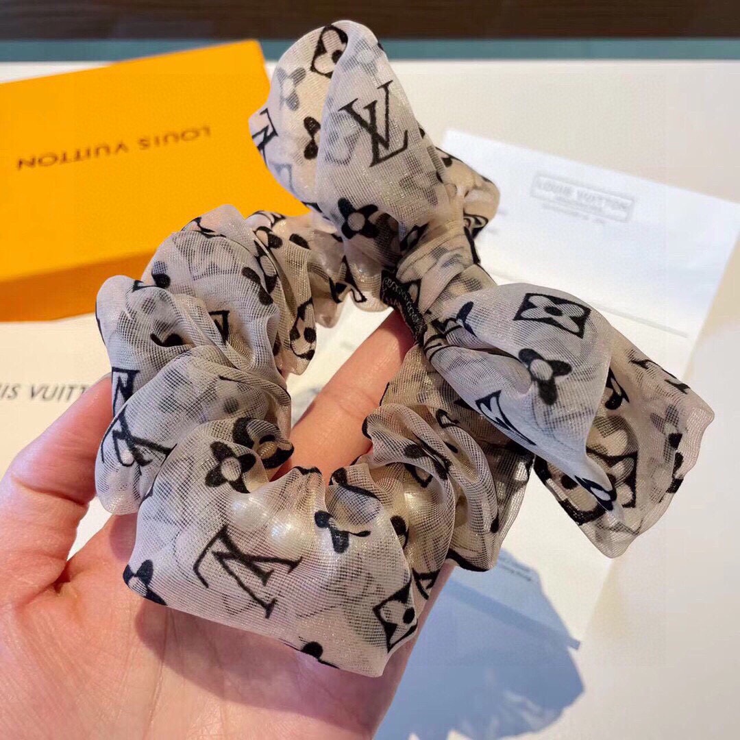 NO:275639,Packaging L V (Louis Vuitton) Original imported butterfly intestinal ring, silk hair ring, headband, counter 1:1, silk fabric, classic presbyterian style, high-end and atmospheric, celebrity style, hairpins, hairpins, louis vuitton, real silk, hairpins19860909配包装 L V（路易威登） 原单进口蝴蝶肠圈,真丝发圈,扎头绳,专柜1:1,真丝面料,经典老花款, 高端大气,名媛范儿,发夹,发夹,louis vuitton,real silk,hairpins,accessory