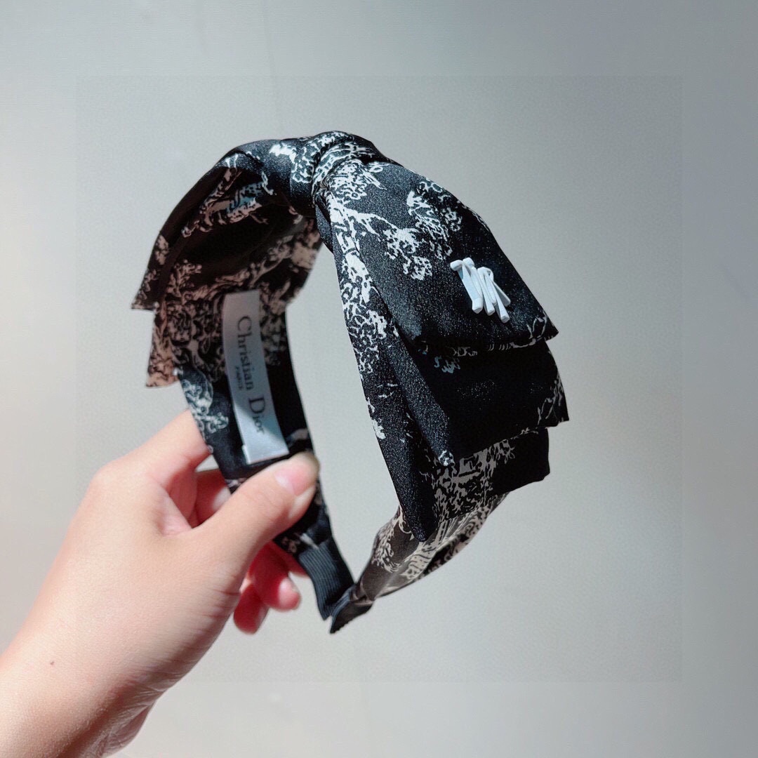 NO:275721,Packaging Dior (Dior) Popular new hairbands, original counter stock, let your charm bloom, the fresh lady style makes fashion simpler. Hairpins, hairpins, dior, dior, hairpins19860909配包装 Dior（迪奥） 火爆新款发箍,专柜原单货,让你的魅力绽放 清新淑女范让时尚更简单.发夹,发夹,dior,dior,hairpins,accessory