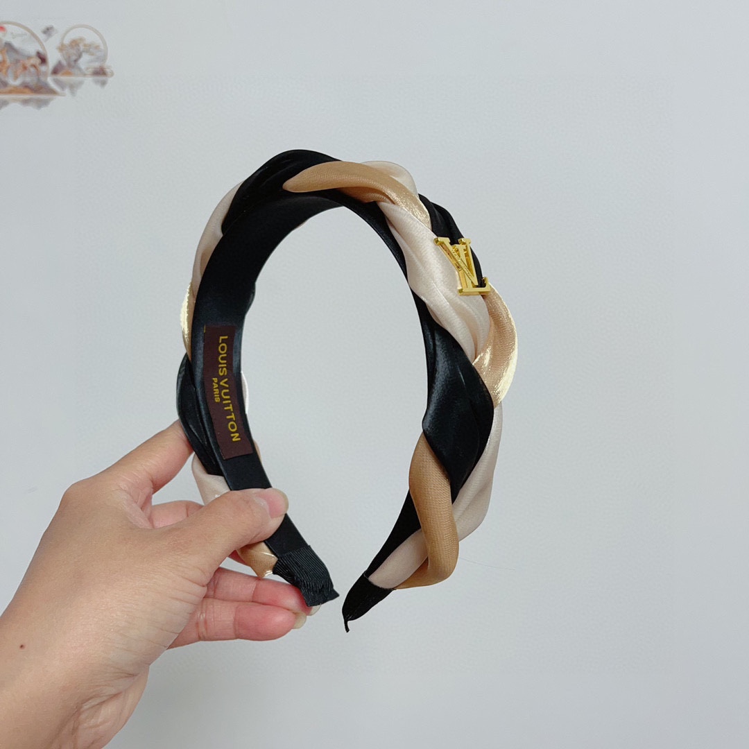 NO:275731,Packaging LV Louis Vuitton is popular with new headbands, fashionable headbands, the latest styles in the counter are coming to be fashionable and versatile, and goddess must enter!  hairpin, hairpin, louis vuitton, louis vuitton, hairpins19860909配包装 LV 路易威登 火爆新款发箍,时尚头箍,专柜最最新款来袭时尚百搭,女神必入 ！发夹,发夹,louis vuitton,louis vuitton,hairpins,accessory