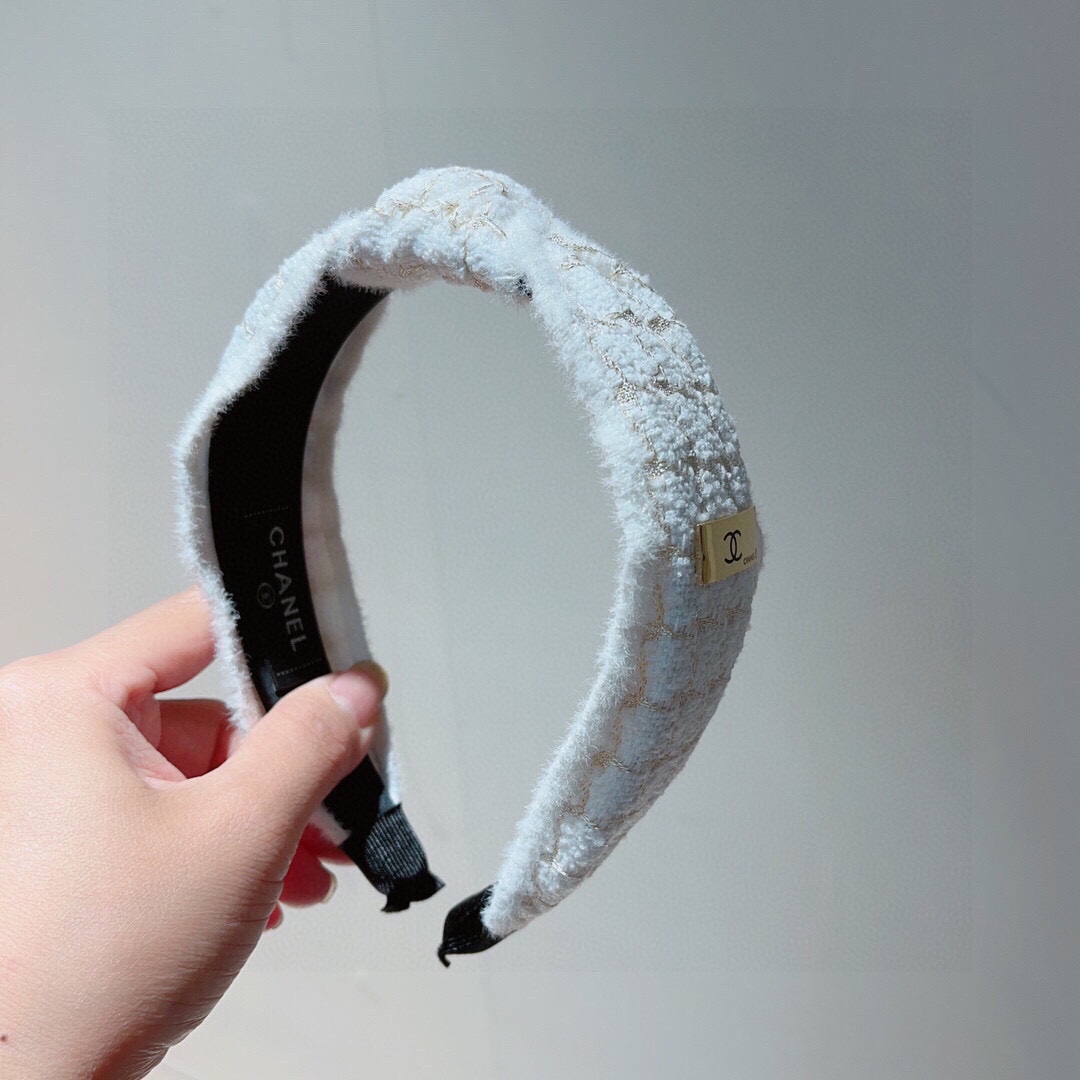 NO:275742,Packaging CHANEL (Chanel) latest small fragrant hairband, retro headband, popular internet celebrity products recommended. It is matched with high-end materials, super exquisite, fashionable and versatile. Hairpins, hairpins, chanel, chanel, hairpins19860909配包装 CHANEL（香奈儿）最新款小香发箍,复古头箍,网红爆款推荐 搭配高端材质,超精致,时尚百搭.发夹,发夹,chanel,chanel,hairpins,accessory