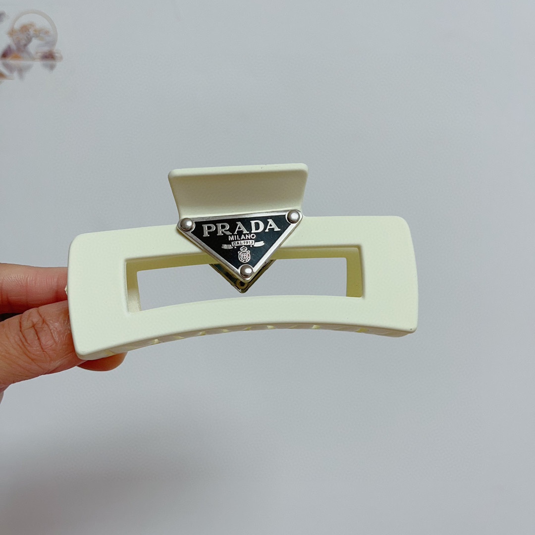 NO:275724,Packaging PRADA (Prada) New European and American trendy clips, same style as celebrities, goddess must-have items, very versatile, fashionable hairpins, wear it full of tall and tall. Hairpins, hairpins, prada, prada, hairpins19860909配包装 PRADA（普拉达） 欧美新款潮流抓夹,明星同款 女神必备单品,非常百搭,时尚发夹, 戴上它满满的高大上.发夹,发夹,prada,prada,hairpins,accessory
