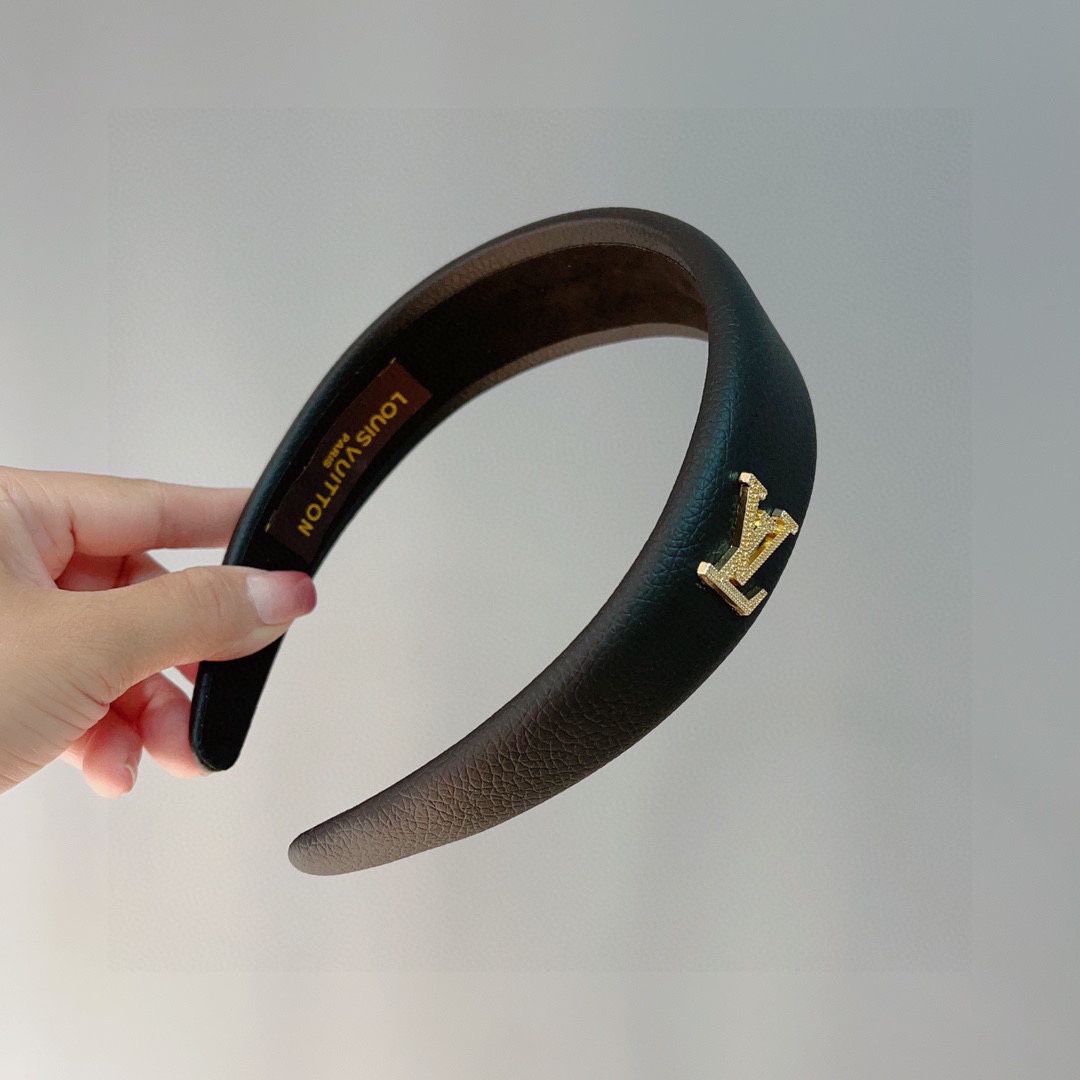 NO:275729,Packaging LV Louis Vuitton is popular with new headbands, fashionable headbands, the latest styles in the counter are coming to be fashionable and versatile, and goddess must enter!  hairpin, hairpin, louis vuitton, louis vuitton, hairpins19860909配包装 LV 路易威登 火爆新款发箍,时尚头箍,专柜最最新款来袭时尚百搭,女神必入 ！发夹,发夹,louis vuitton,louis vuitton,hairpins,accessory