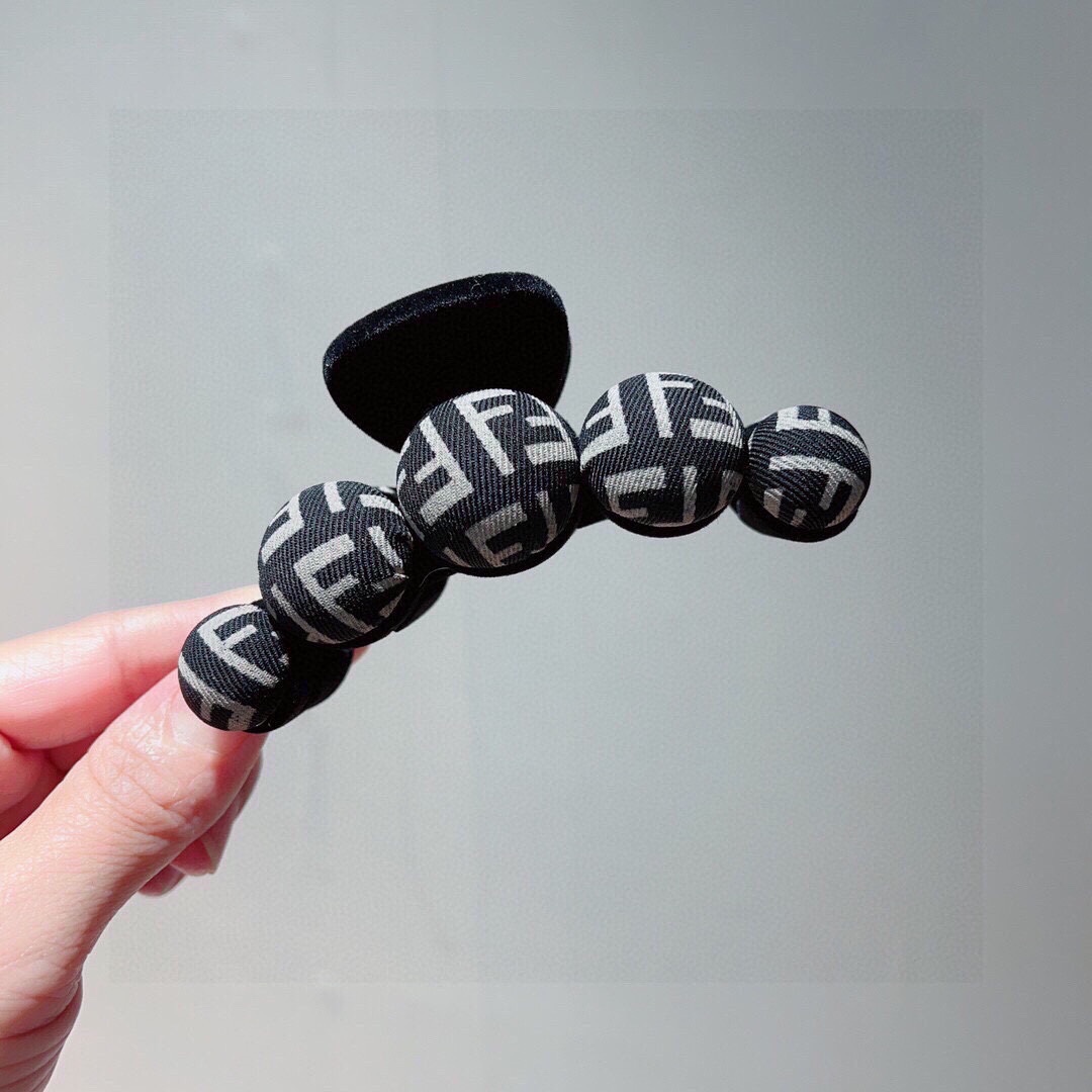 NO:275738,Packaging FENDI's new hairpin, acrylic grip, super exquisite edges, goddess must-have items, very versatile and fashionable!  hairpins, hairpins, fendi, fendi, hairpins19860909配包装 FENDI（芬迪）新款发夹,亚克力抓夹,超精美边,女神必备单品,非常百搭,时尚潮流！发夹,发夹,fendi,fendi,hairpins,accessory