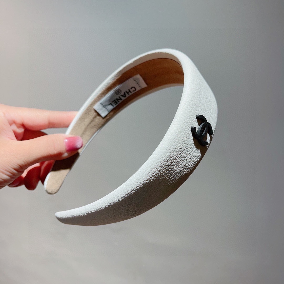 NO:275740,Packaging CHANEL (Chanel) latest small fragrant hairband, retro headband, popular internet celebrity products recommended. It is matched with high-end materials, super exquisite, fashionable and versatile. Hairpins, hairpins, chanel, chanel, hairpins19860909配包装 CHANEL（香奈儿）最新款小香发箍,复古头箍,网红爆款推荐 搭配高端材质,超精致,时尚百搭.发夹,发夹,chanel,chanel,hairpins,accessory