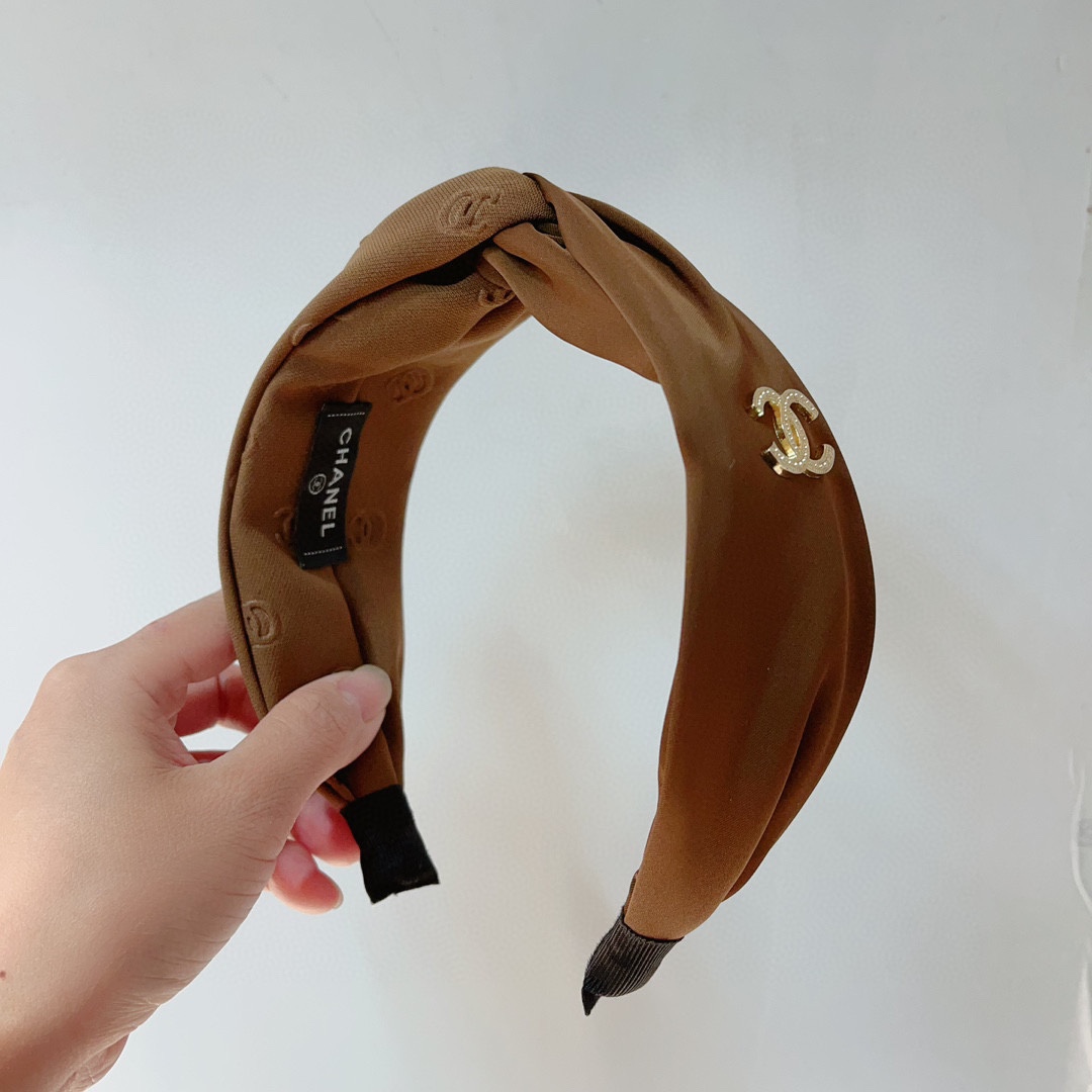 NO:275780,With packaging Chanel new small fragrance style hairband, generous and decent style, simple and fashionable, with a celebrity temperament, and multiple colors to choose from!  hairpins, hairpins, chanel, chanel, hairpins19860909配包装 Chanel 香奈儿 新款小香风发箍,大方得体款,简约时尚,名媛气质,多色可选！发夹,发夹,chanel,chanel,hairpins,accessory