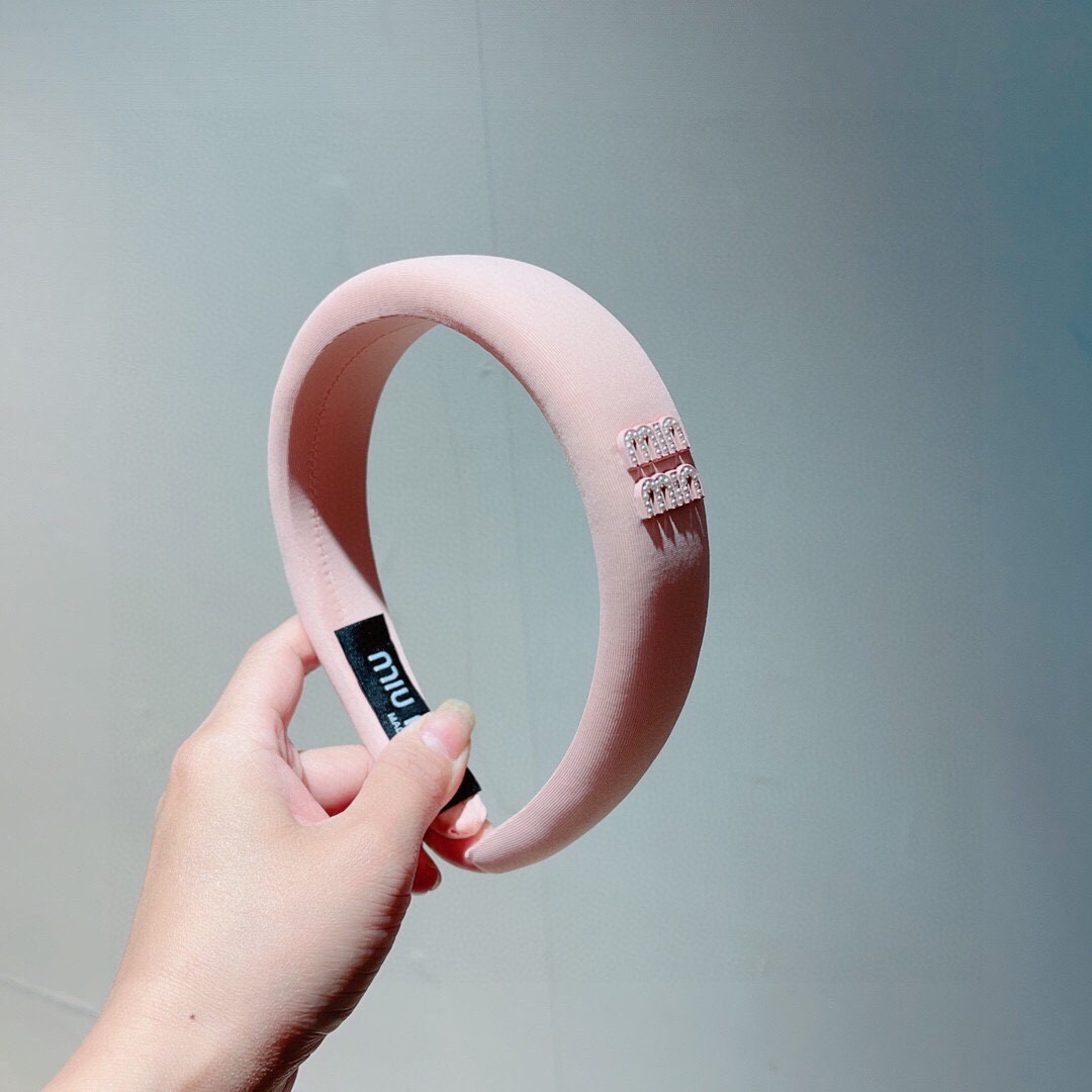 NO:275799,Packaging miumiu latest custom headband, all the details are taken in real photos!  Special fabrics are very textured, classic and never out of date. Hairpins, hairpins, miumiu, hairpins19860909配包装 miumiu 缪缪 最新款定制发箍,细节全部实拍！特制面料非常显质感、经典而又永不过时.发夹发夹,发夹,miumiu,hairpins,accessory