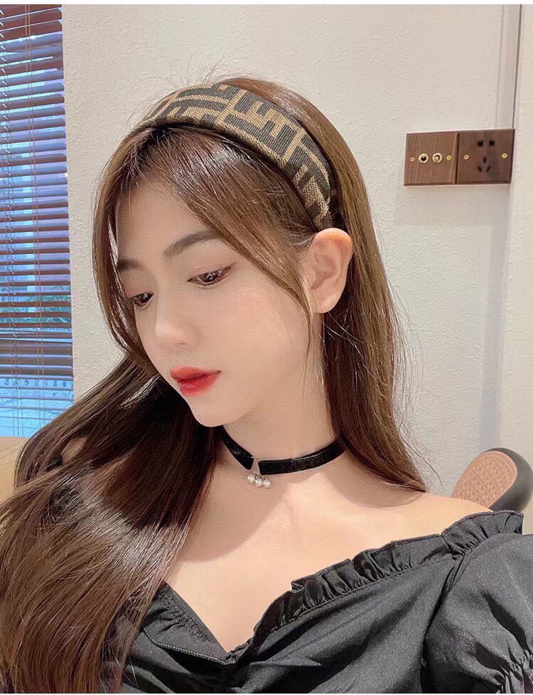 NO:275817,Packaging FENDI Popular new headband, wide version original single product, simple and versatile, trendy women's essentials, super high-end!  hairpin hairpin, hairpin, fendi, fendi, hairpin19860909配包装 FENDI 芬迪 火爆新款发箍,宽版原单货, 简约百搭,潮女必备品,超级的高大上！发夹发夹,发夹,fendi,fendi,hairpins,accessory