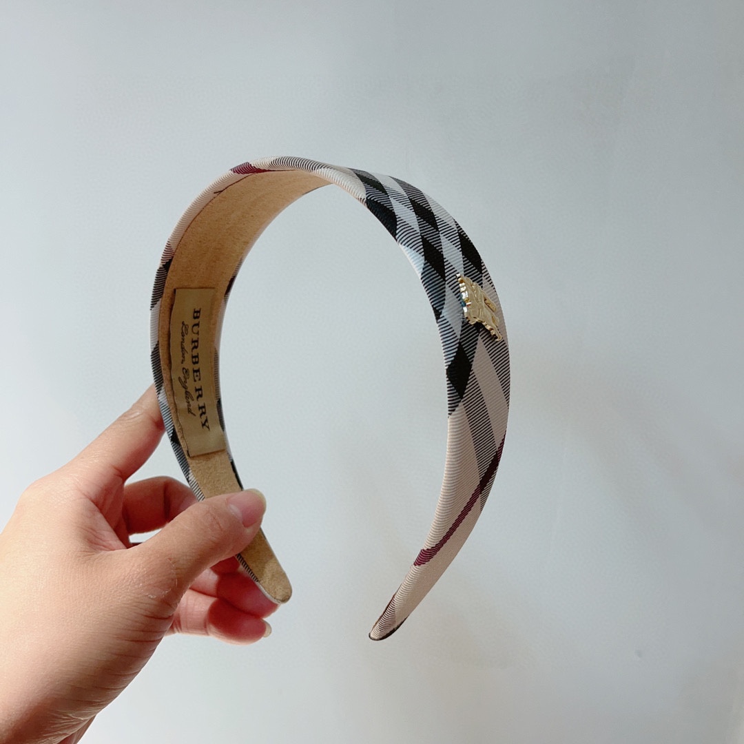 NO:276147,Packaging Burberry BURBERRY new headband, customer-supplied fabric, all the details are shot!  Very pleasing and versatile, suitable for various occasions!  hairpin hairpin, hairpin, burberry, burberry, hairpin19860909配包装 巴宝莉BURBERRY 新款发箍,客供面料 细节全部实拍！非常耐看又百搭、适合各种场合搭配！发夹发夹,发夹,burberry,burberry,hairpins,accessory