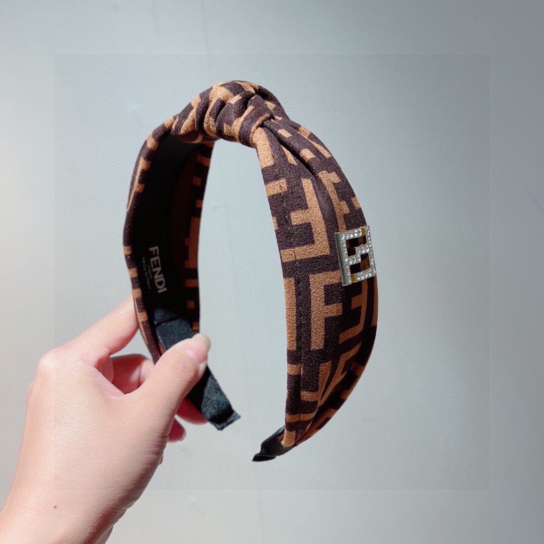 NO:276103,Packaging FENDI Popular new headband, original single product, simple and versatile, a must-have for trendy women, super high-end!  hairpin hairpin, hairpin, fendi, fendi, hairpin19860909配包装 FENDI 芬迪 火爆新款发箍,原单货, 简约百搭,潮女必备品,超级的高大上！发夹发夹,发夹,fendi,fendi,hairpins,accessory