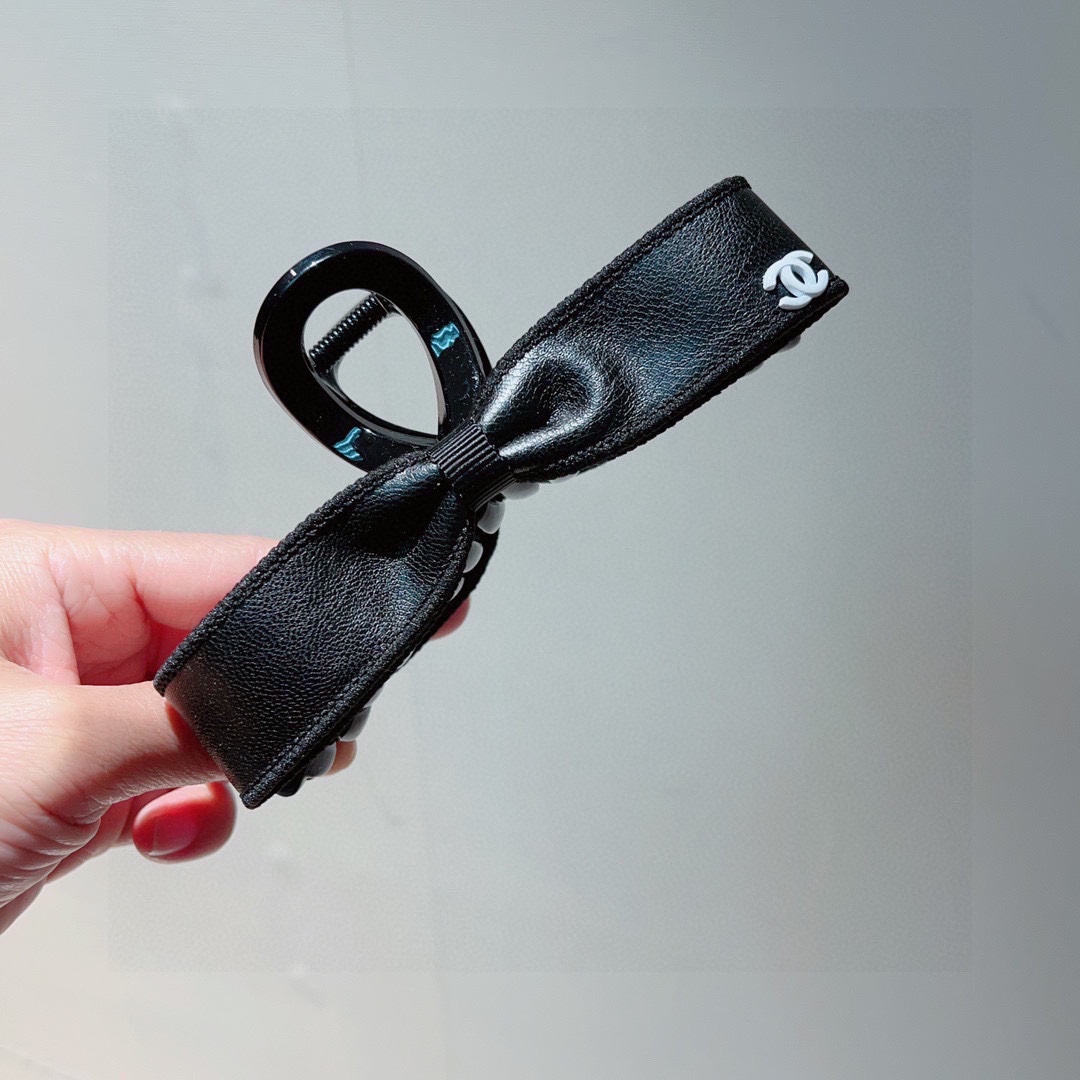 NO:276108,Packaged with CHANEL (Chanel) sheepskin latest hit style bow medieval hardware hairpin!  A must-have item for everyone. This one must be bought. The fairy is going to take it. Whoever wears it looks good~ Hairpins, hairpins, chanel, chanel, sheepskin, hairpins19860909配包装 CHANEL（香奈儿）羊皮最新爆款蝴蝶结中古五金发夹 ！人手必备的单品 这件必须买 洋气神仙颜值 小仙女要收了它,谁戴谁好看～ 发夹发夹,发夹,chanel,chanel,sheepskin,hairpins,accessory