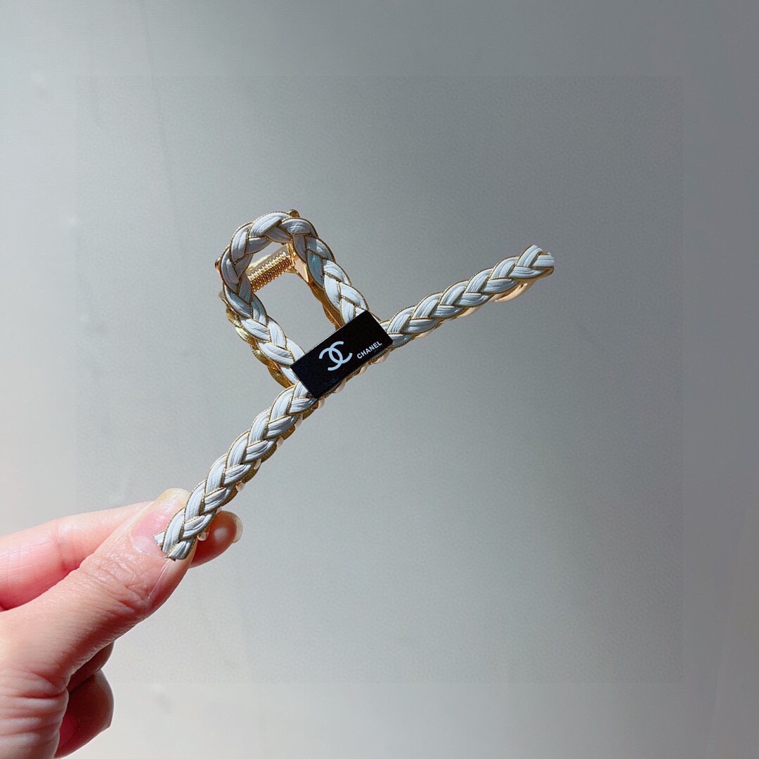 NO:276118,Packaging CHANEEL Chanel light luxury simple clip, internet celebrity fashion trend, goddess essential items, super exquisite! celebrity style. Hairpins, hairpins, chanel, hairpins19860909配包装 ＣＨＡＮＥＬ香奈儿轻奢简约抓夹,网红时尚潮流,女神必备单品,超级精致哦!名媛范儿.发夹发夹,发夹,chanel,hairpins,accessory