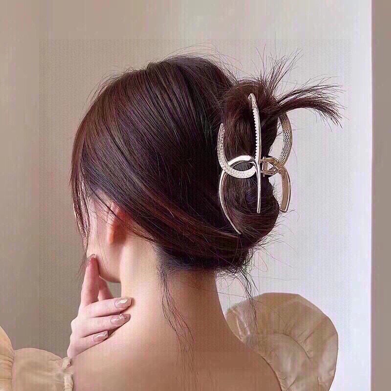 NO:276123,Packaging CHANEEL Chanel diamond pearl light luxury simple clip, internet celebrity fashion trend, goddess essential items, super exquisite! celebrity style. Hairpins, hairpins, hairpins19860909配包装 ＣＨＡＮＥＬ香奈儿镶钻珍珠轻奢简约抓夹,网红时尚潮流,女神必备单品,超级精致哦!名媛范儿.发夹发夹,发夹,chanel,hairpins,accessory