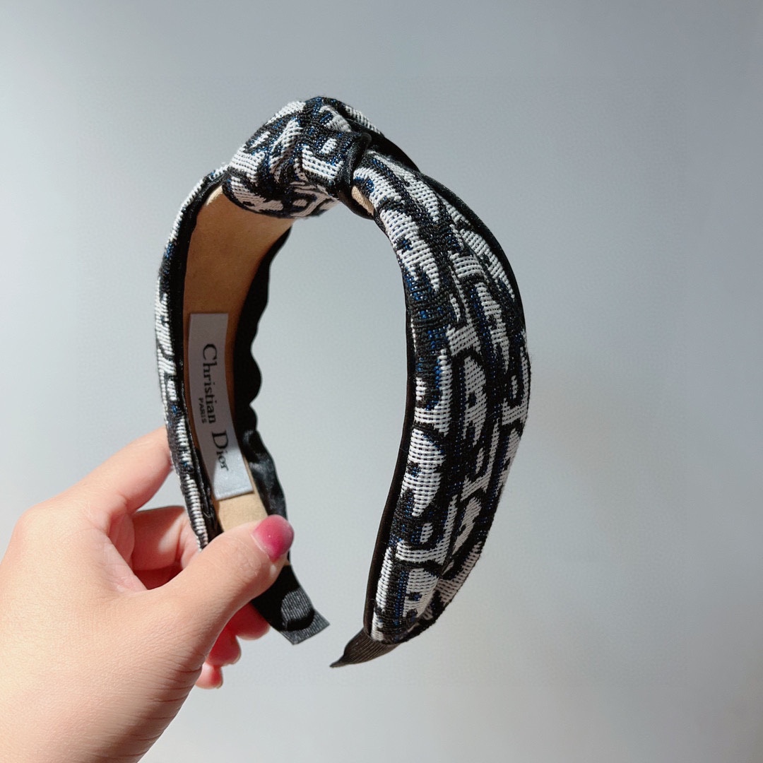 NO:276134,Packaging Dior (Dior) Popular new hairbands, original counter stock, let your charm bloom, the fresh lady style makes fashion simpler. Hairpins, hairpins, dior, dior, hairpins19860909配包装 Dior（迪奥） 火爆新款发箍,专柜原单货,让你的魅力绽放 清新淑女范让时尚更简单.发夹发夹,发夹,dior,dior,hairpins,accessory