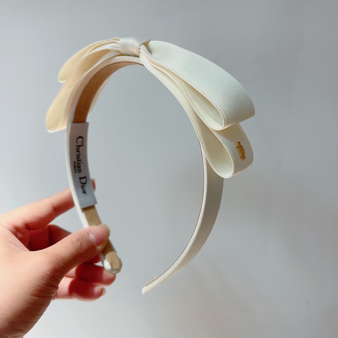 NO:276139,Packaging Dior (Dior) Hot new hairbands, bow headbands, counter original items, let your charm bloom, fresh lady style makes fashion simpler. Hairpins, hairpins, dior, dior, hairpins19860909配包装 Dior（迪奥） 火爆新款发箍,蝴蝶结头箍,专柜原单货,让你的魅力绽放 清新淑女范让时尚更简单.发夹发夹,发夹,dior,dior,hairpins,accessory