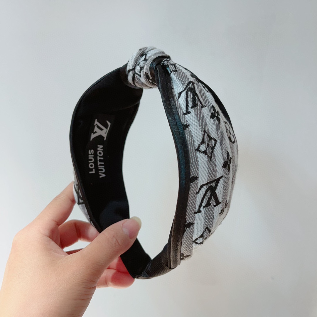 NO:276144,Packaging LV Louis Vuitton is popular with new headbands, fashionable headbands, the latest styles in the counter are coming to be fashionable and versatile, and goddess must enter!  hairpin hairpin, hairpin, louis vuitton, louis vuitton, hairpins19860909配包装 LV 路易威登 火爆新款发箍,时尚头箍,专柜最最新款来袭时尚百搭,女神必入 ！发夹发夹,发夹,louis vuitton,louis vuitton,hairpins,accessory