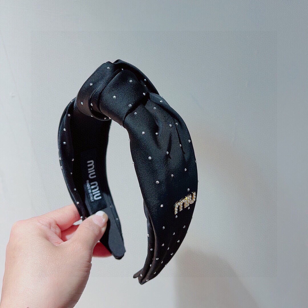 NO:276149,Packaging miumiu latest custom headband, all the details are taken in real photos!  Rhinestone special fabrics are very textured, classic and timeless. Hairpins, hairpins, miumiu, hairpins19860909配包装 miumiu 缪缪 最新款定制发箍,细节全部实拍！水钻特制面料非常显质感、经典而又永不过时.发夹发夹,发夹,miumiu,hairpins,accessory