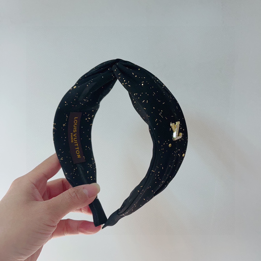 NO:276105,Packaging LV Louis Vuitton is popular with new headbands, fashionable headbands, the latest styles in the counter are coming to be fashionable and versatile, and goddess must enter!  hairpin hairpin, hairpin, louis vuitton, louis vuitton, hairpins19860909配包装 LV 路易威登 火爆新款发箍,时尚头箍,专柜最最新款来袭时尚百搭,女神必入 ！发夹发夹,发夹,louis vuitton,louis vuitton,hairpins,accessory