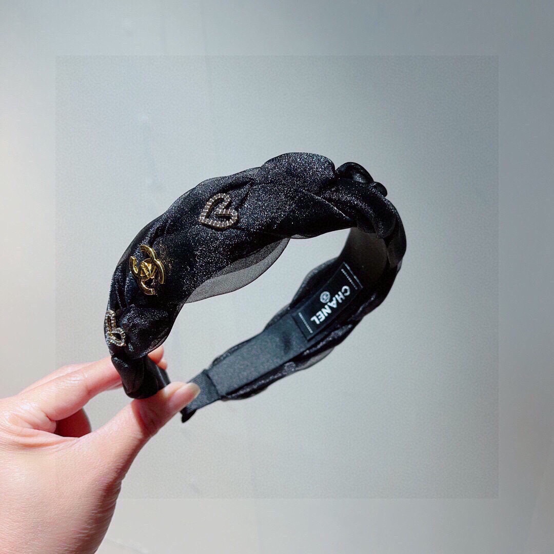 NO:276145,Packaging CHANEL's latest small fragrant headband, fragrant grandma headband, retro headband, popular internet celebrity products, super exquisite, fashionable and versatile!  hairpins, hairpins, chanel, chanel, hairpins19860909配包装 CHANEL（香奈儿）最新款小香发箍,香奶奶头箍,复古头箍,网红爆款推荐 超精致,时尚百搭！发夹,发夹,chanel,chanel,hairpins,accessory