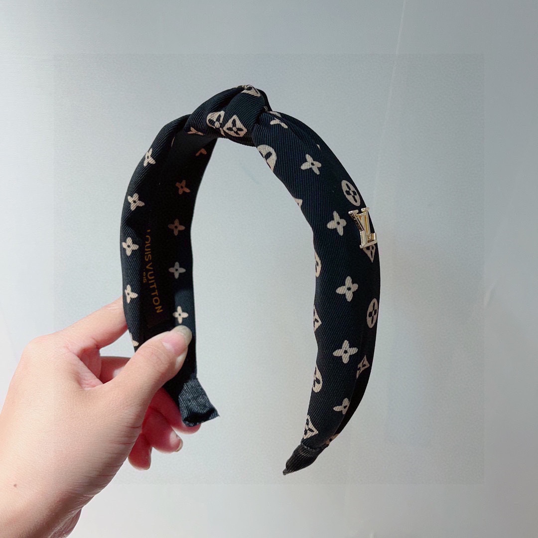 NO:276150,Packaging LV Louis Vuitton is popular with new headbands, fashionable headbands, the latest styles in the counter are coming to be fashionable and versatile, and goddess must enter!  hairpin, hairpin, louis vuitton, louis vuitton, hairpins19860909配包装 LV 路易威登 火爆新款发箍,时尚头箍,专柜最最新款来袭时尚百搭,女神必入 ！发夹,发夹,louis vuitton,louis vuitton,hairpins,accessory