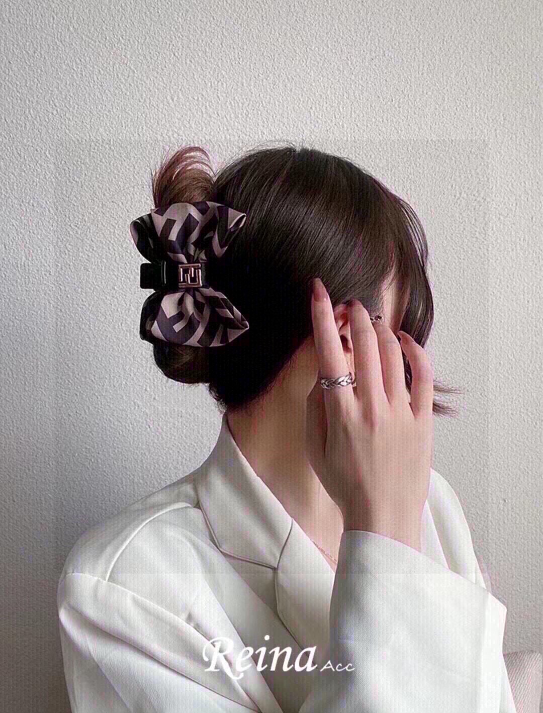 NO:276152,Packaging FENDI's new hairpin, acrylic grip, super exquisite edges, goddess must-have items, very versatile and fashionable!  hairpins, hairpins, fendi, fendi, hairpins19860909配包装 FENDI（芬迪）新款发夹,亚克力抓夹,超精美边,女神必备单品,非常百搭,时尚潮流！发夹,发夹,fendi,fendi,hairpins,accessory