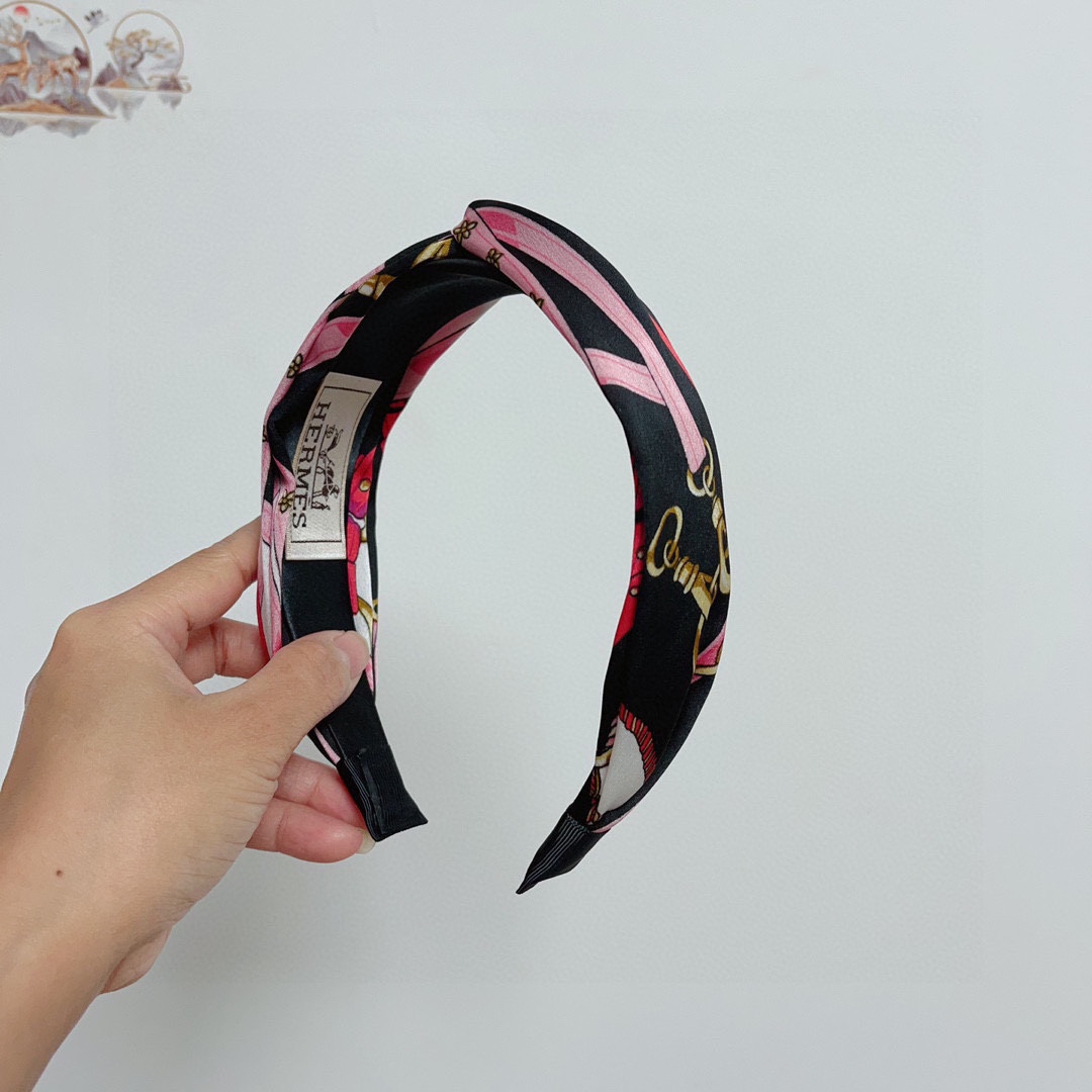 NO:276169,Packaging Hermes (Hermes) is a popular custom-made headband, the same style as the internet celebrity, imported silk fabric, export orders and details are all shot!  The special fabric is very textured!  hairpins, hairpins, hermes, hermes, real silk, hairpins19860909配包装 Hermes（爱马仕） 火爆定制款发箍,网红同款 进口真丝面料, 出口订单、细节全部实拍！特制面料非常显质感！发夹,发夹,hermes,hermes,real silk,hairpins,accessory
