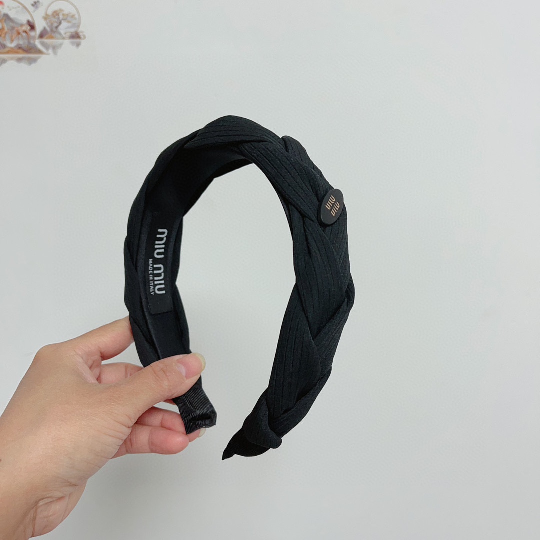 NO:276173,Packaging miumiu latest custom headband, all the details are taken in real photos!  The special rhinestone fabric is very textured, classic and timeless, and is available in multiple colors. Hairpins, hairpins, miumiu, hairpins19860909配包装 miumiu 缪缪 最新款定制发箍,细节全部实拍！水钻特制面料非常显质感、经典而又永不过时,多色可选.发夹,发夹,miumiu,hairpins,accessory