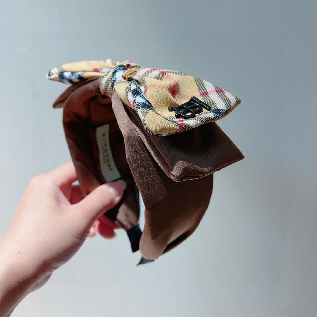 NO:276158,Packaging Burberry BURBERRY new headband, customer-supplied fabric, all the details are shot!  Very pleasing and versatile, suitable for various occasions!  hairpins, hairpins, burberry, burberry, hairpins19860909配包装 巴宝莉BURBERRY 新款发箍,客供面料 细节全部实拍！非常耐看又百搭、适合各种场合搭配！发夹,发夹,burberry,burberry,hairpins,accessory