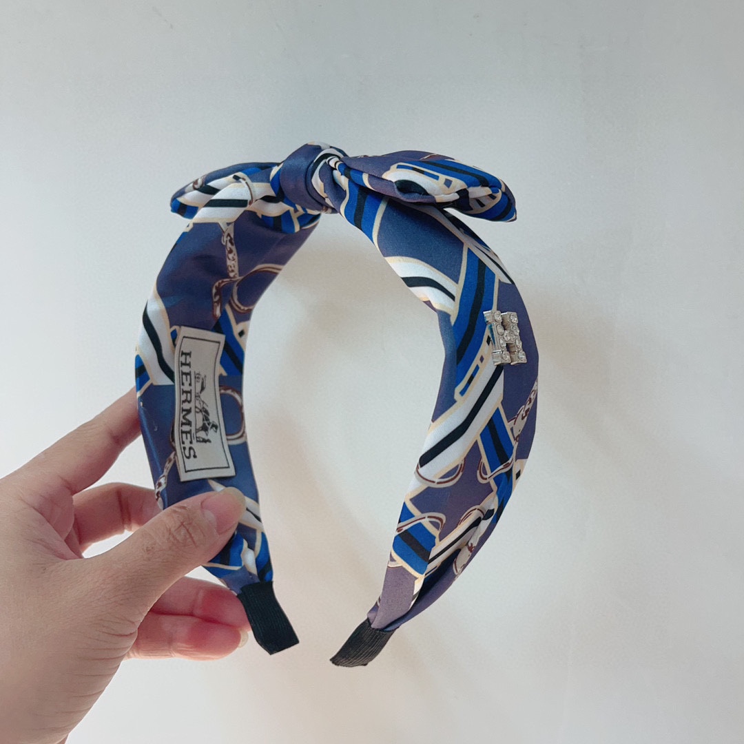 NO:276162,Packaging Hermes (Hermes) is a popular custom-made headband, the same style as the internet celebrity, imported silk fabric, export orders and details are all shot!  The special fabric is very textured!  hairpins, hairpins, hermes, hermes, real silk, hairpins19860909配包装 Hermes（爱马仕） 火爆定制款发箍,网红同款 进口真丝面料, 出口订单、细节全部实拍！特制面料非常显质感！发夹,发夹,hermes,hermes,real silk,hairpins,accessory