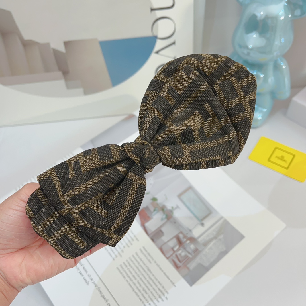 NO:276178,Packaged by FENDI (Fendi) new counter hair clip, one-line clip, classic sweet princess-style diamond large bow spring clip, super exquisite, it will be awesome when you turn pictures!  Fendi fendi fendi hairpins19860909配包装 FENDI（芬迪） 专柜新款发夹,一字夹,经典甜美公主风钻大蝴蝶结弹簧夹, 超精致,转图必爆哈！专柜出货发夹,发夹,fendi,fendi,hairpins,accessory