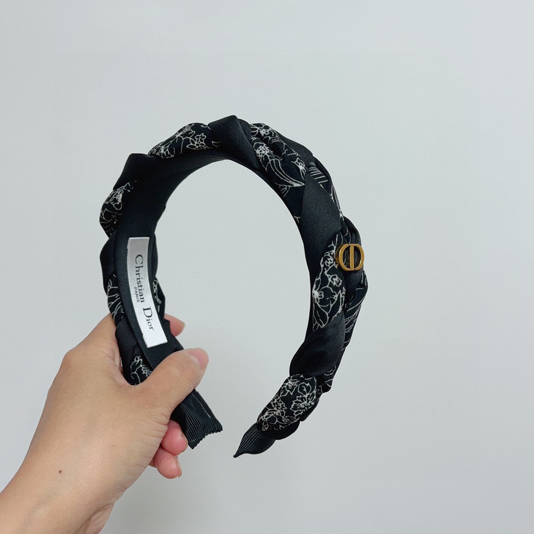 NO:276221,Packaging Dior (Dior) Popular new hairbands, original counter stock, let your charm bloom, the fresh lady style makes fashion simpler. Hairpins, hairpins, dior, dior, hairpins19860909配包装 Dior（迪奥） 火爆新款发箍,专柜原单货,让你的魅力绽放 清新淑女范让时尚更简单.发夹,发夹,dior,dior,hairpins,accessory