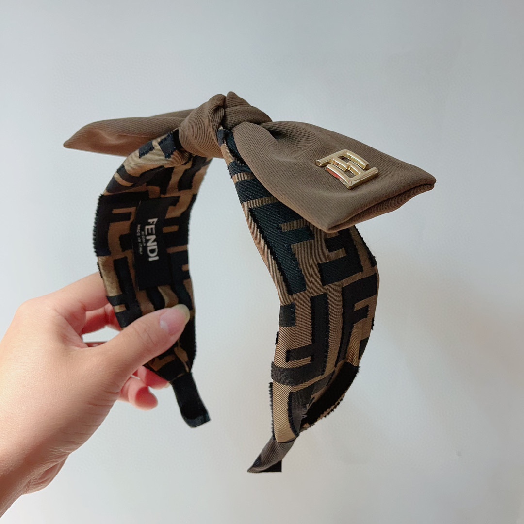 NO:276519,Packaging FENDI Popular new headbands, retro headbands, simple and versatile, a must-have for trendy women, super high-end!  hairpins, hairpins, fendi, fendi, hairpins19860909配包装 FENDI 芬迪 火爆新款发箍,复古头箍,简约百搭,潮女必备品,超级的高大上！发夹,发夹,fendi,fendi,hairpins,accessory