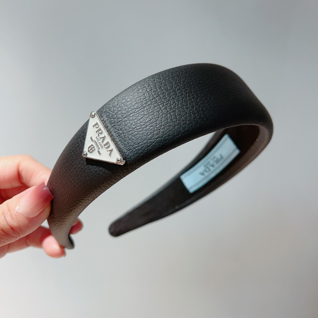 NO:276346,Packaging PRADA (Prada) New European and American trendy color hairbands, same style as stars, goddess must-have items, very versatile, fashionable and trendy, wear it full of tall and tall. Hairpins, hairpins, prada, prada, hairpins19860909配包装 PRADA（普拉达） 欧美新款潮流色彩发箍,明星同款 女神必备单品,非常百搭,时尚潮流, 戴上它满满的高大上.发夹,发夹,prada,prada,hairpins,accessory