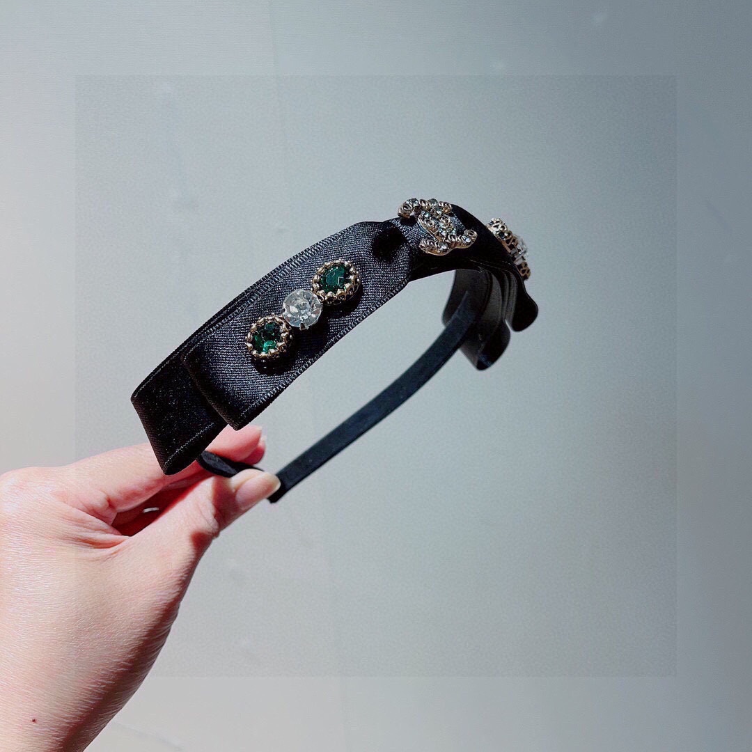 NO:276352,Packaging CHANEL (Chanel) latest small fragrant hairband, popular internet celebrity products recommended, paired with high-end lace pearls, super exquisite, fashionable and versatile. Hairpins, hairpins, chanel, chanel, hairpins19860909配包装 CHANEL（香奈儿）最新款小香发箍,网红爆款推荐 搭配高端蕾丝珍珠,超精致,时尚百搭.发夹,发夹,chanel,chanel,hairpins,accessory