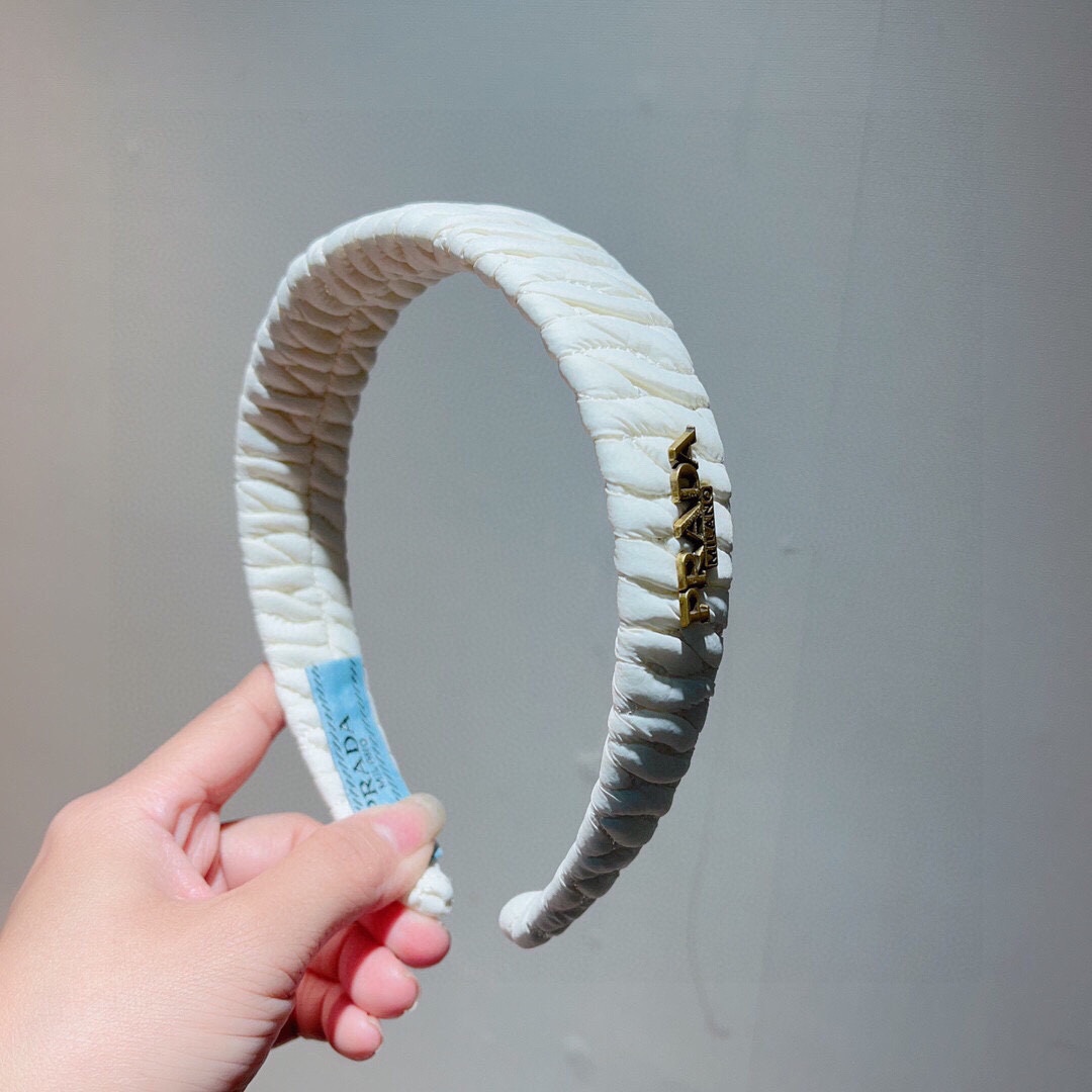 NO:276356,Packaging PRADA (Prada) New European and American hairbands, same style as stars, goddess must-have items, very versatile, fashionable and trendy, wear it full of tallness. Hairpins, hairpins, prada, prada, hairpins19860909配包装 PRADA（普拉达） 欧美新款发箍,明星同款 女神必备单品,非常百搭,时尚潮流, 戴上它满满的高大上.发夹,发夹,prada,prada,hairpins,accessory