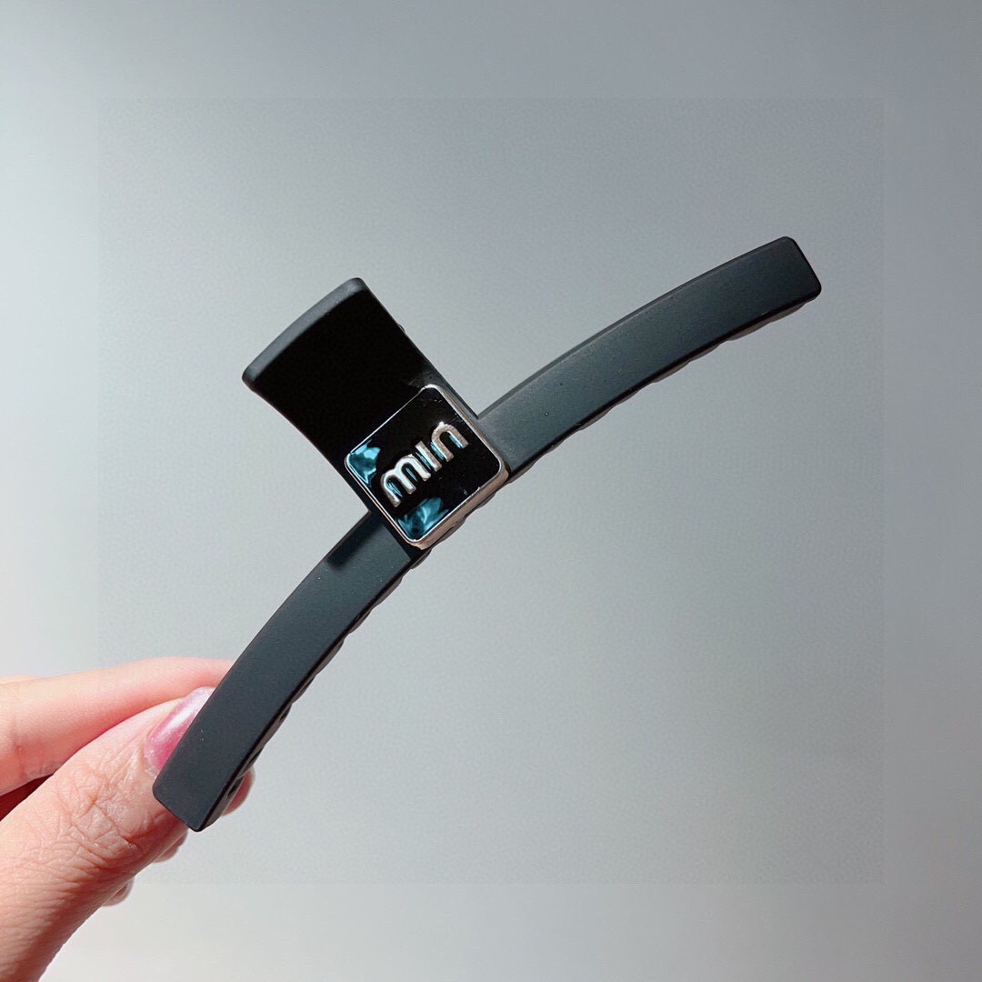 NO:276353,Packaging MIUMIU (Miao Miao) new handmade pearl clip, original single product, simple and versatile, a must-have for trendy women, super high-end!  hairpins, hairpins, miumiu, hairpins19860909配包装 MIUMIU（缪缪）新款手工珍珠抓夹,原单货,简约百搭,潮女必备品,超级的高大上！发夹,发夹,miumiu,hairpins,accessory