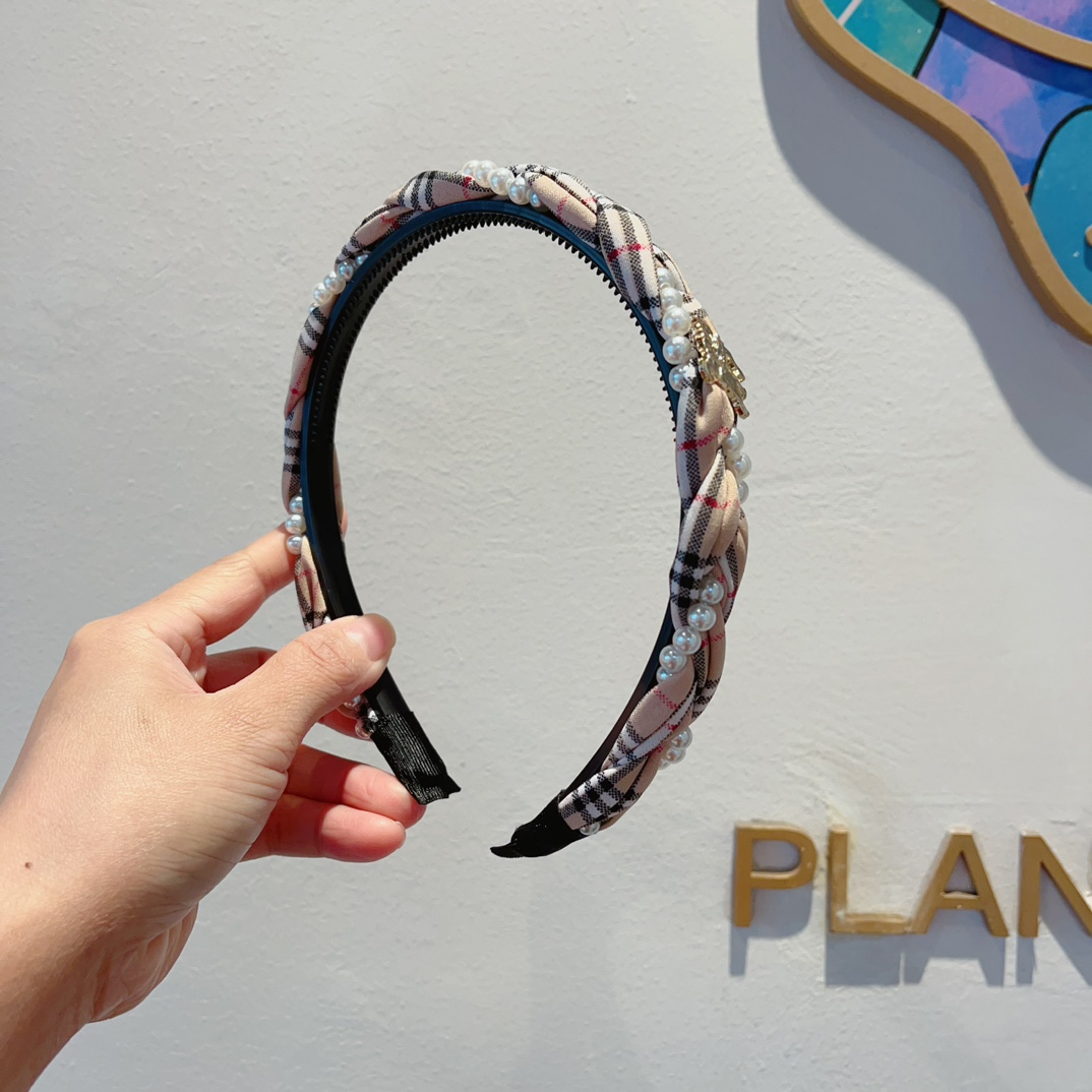 NO:276535,Packaging Burberry BURBERRY new pearl headband, customer-supplied fabric, all the details are taken!  Very pleasing and versatile, suitable for various occasions!  hairpins, hairpins, burberry, burberry, hairpins19860909配包装 巴宝莉BURBERRY 新款珍珠发箍,客供面料 细节全部实拍！非常耐看又百搭、适合各种场合搭配！发夹,发夹,burberry,burberry,hairpins,accessory