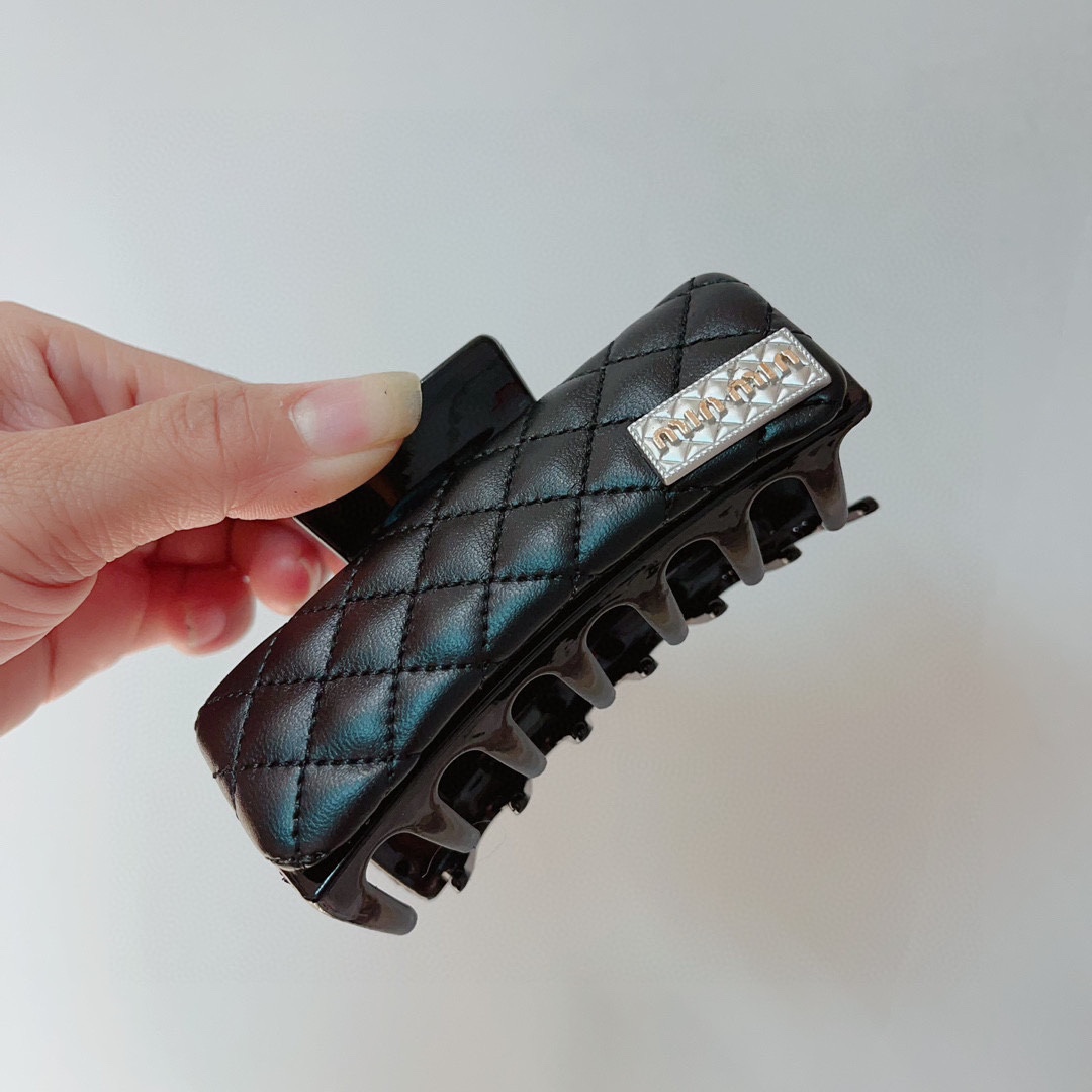 NO:276551,Packaging MIUMIU (Miao Miao) new handmade leather clip, original single hair clip, simple and versatile, a must-have for trendy women, super high-end!  hairpins, hairpins, miumiu, hairpins19860909配包装 MIUMIU（缪缪）新款手工皮革抓夹, 发夹原单货,简约百搭,潮女必备品,超级的高大上！发夹,发夹,miumiu,hairpins,accessory