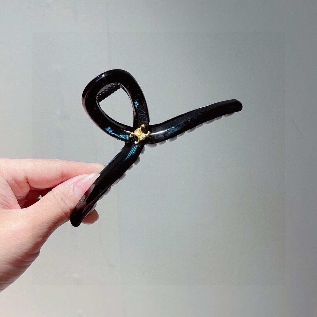 NO:276518,Packaging CELINE Arc de Triomphe new duckbill clip hairpin, classic letters large bow spring clip, super exquisite, it will be awesome when you turn pictures!  Counter shipping hairpins, hairpins, celine, celine, hairpins19860909配包装 CELINE（赛琳） 凯旋门新款鸭嘴夹发夹,经典字母大蝴蝶结弹簧夹, 超精致,转图必爆哈！专柜出货发夹,发夹,celine,celine,hairpins,accessory