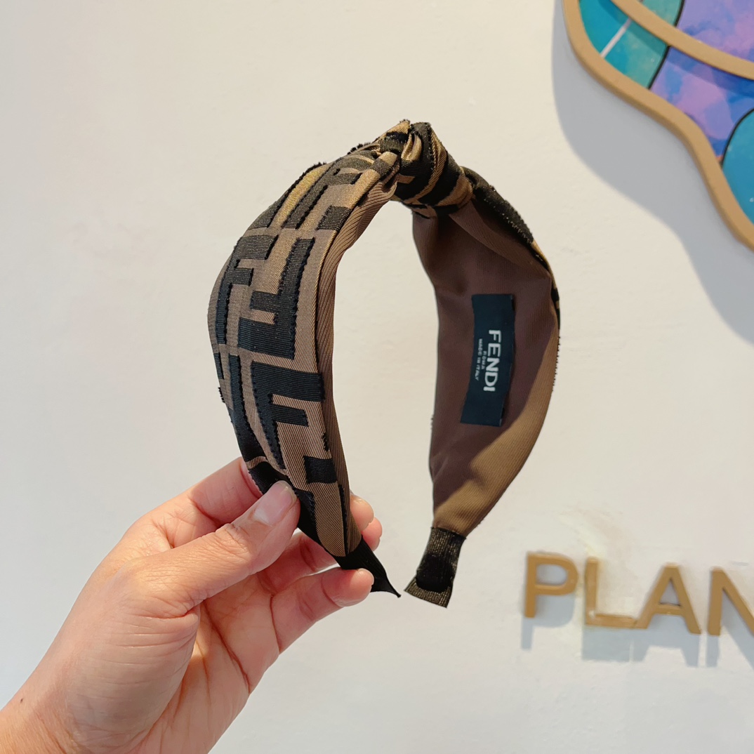 NO:276553,Packaging FENDI Popular new headbands, retro headbands, simple and versatile, a must-have for trendy women, super high-end!  hairpins, hairpins, fendi, fendi, hairpins19860909配包装 FENDI 芬迪 火爆新款发箍,复古头箍,简约百搭,潮女必备品,超级的高大上！发夹,发夹,fendi,fendi,hairpins,accessory