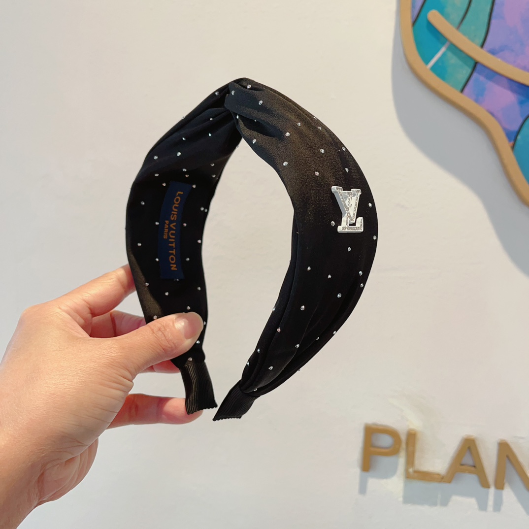 NO:276559,Packaging LV Louis Vuitton is popular with new wide version of headbands, fashionable headbands, the latest styles of the counter are coming to be fashionable and versatile, and goddess must enter!  hairpin, hairpin, louis vuitton, louis vuitton, hairpins19860909配包装 LV 路易威登 火爆新款宽版发箍,时尚头箍,专柜最最新款来袭时尚百搭,女神必入 ！发夹,发夹,louis vuitton,louis vuitton,hairpins,accessory