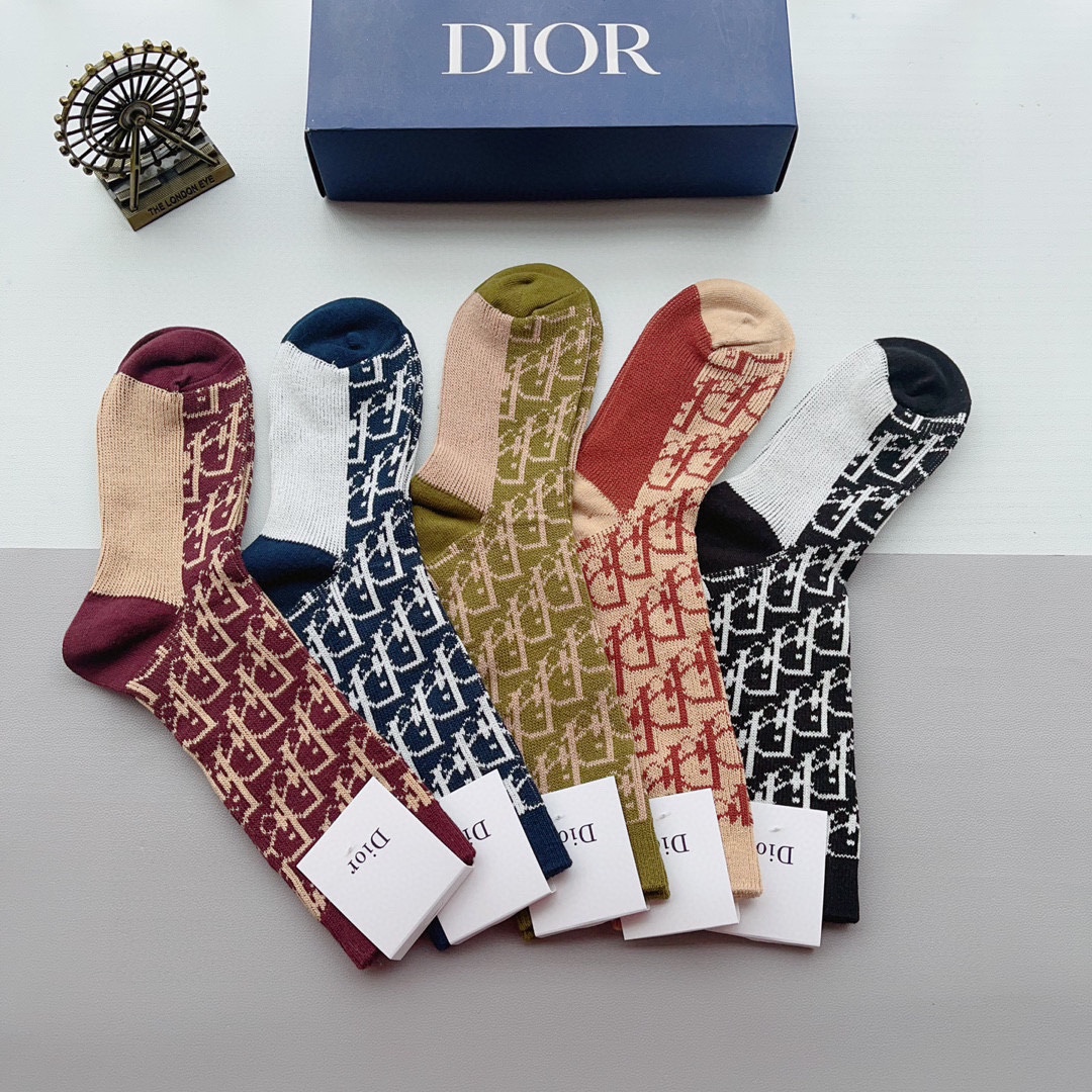 配包装一盒5双Dior迪奥2023新款小腿袜子！双针双路高版本面料火爆Ｄ图案专柜同步长筒袜子大牌出街潮人