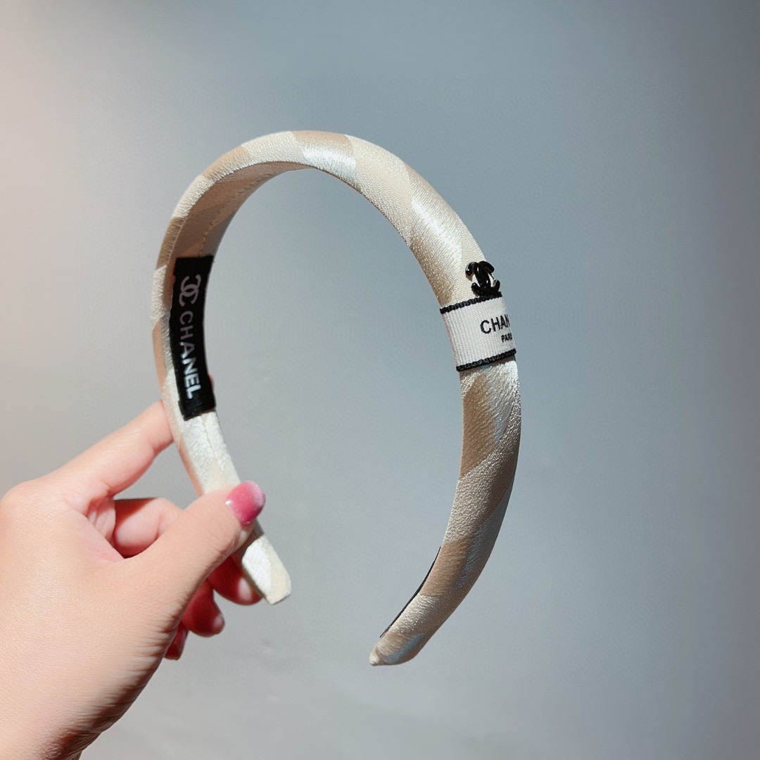 NO:276764,With packaging Chanel new small fragrance style hairband, generous and decent style, simple and fashionable, with a celebrity temperament!  hairpins, hairpins, chanel, chanel, hairpins19860909配包装 Chanel 香奈儿 新款小香风发箍,大方得体款,简约时尚,名媛气质！发夹,发夹,chanel,chanel,hairpins,accessory