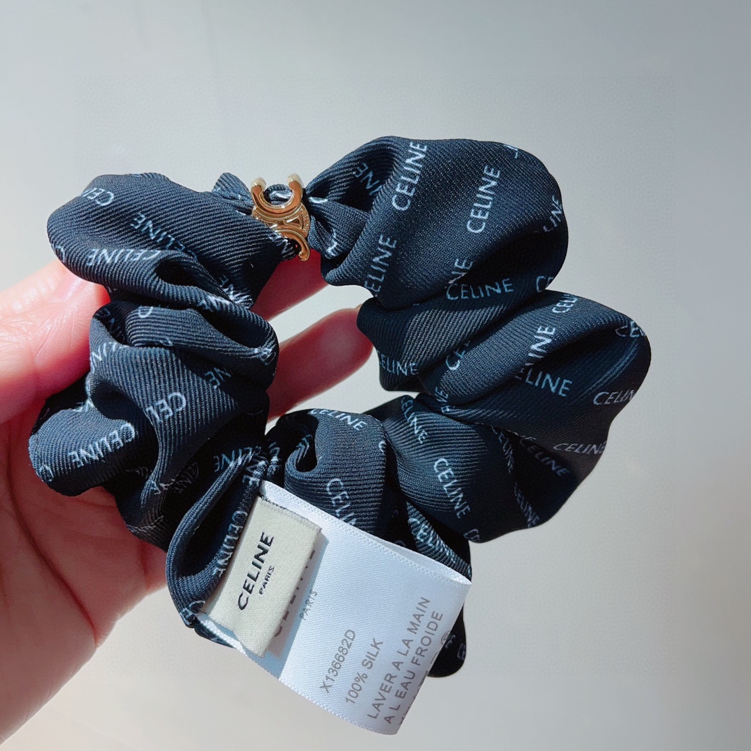 NO:276725,Packaging CELINE Arc de Triomphe is popular in the popular online version, exquisite intestinal circle rubber band, comfortable and stress-free wearing, a must-have for styling!  Very fashionable and versatile!  The essential items of goddess, super exquisite! The celebrity style. Hairpins, hairpins, celine, celine, hairpins19860909配包装 CELINE（赛琳）凯旋门网红爆款发圈,精致肠圈皮筋,佩戴舒适无压力,造型搭配必备！非常时尚百搭！女神必备单品,超级精致哦!名媛范儿.发夹,发夹,celine,celine,hairpins,accessory