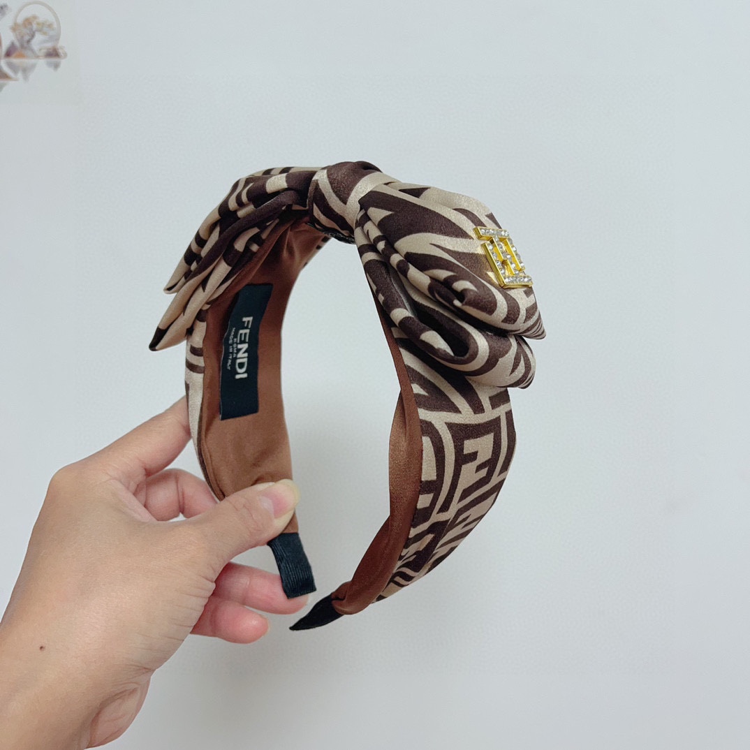 NO:276754,Packaging FENDI Popular new headband, original single product, simple and versatile, a must-have for trendy women, super high-end!  hairpins, hairpins, fendi, fendi, hairpins19860909配包装 FENDI 芬迪 火爆新款发箍,原单货, 简约百搭,潮女必备品,超级的高大上！发夹,发夹,fendi,fendi,hairpins,accessory