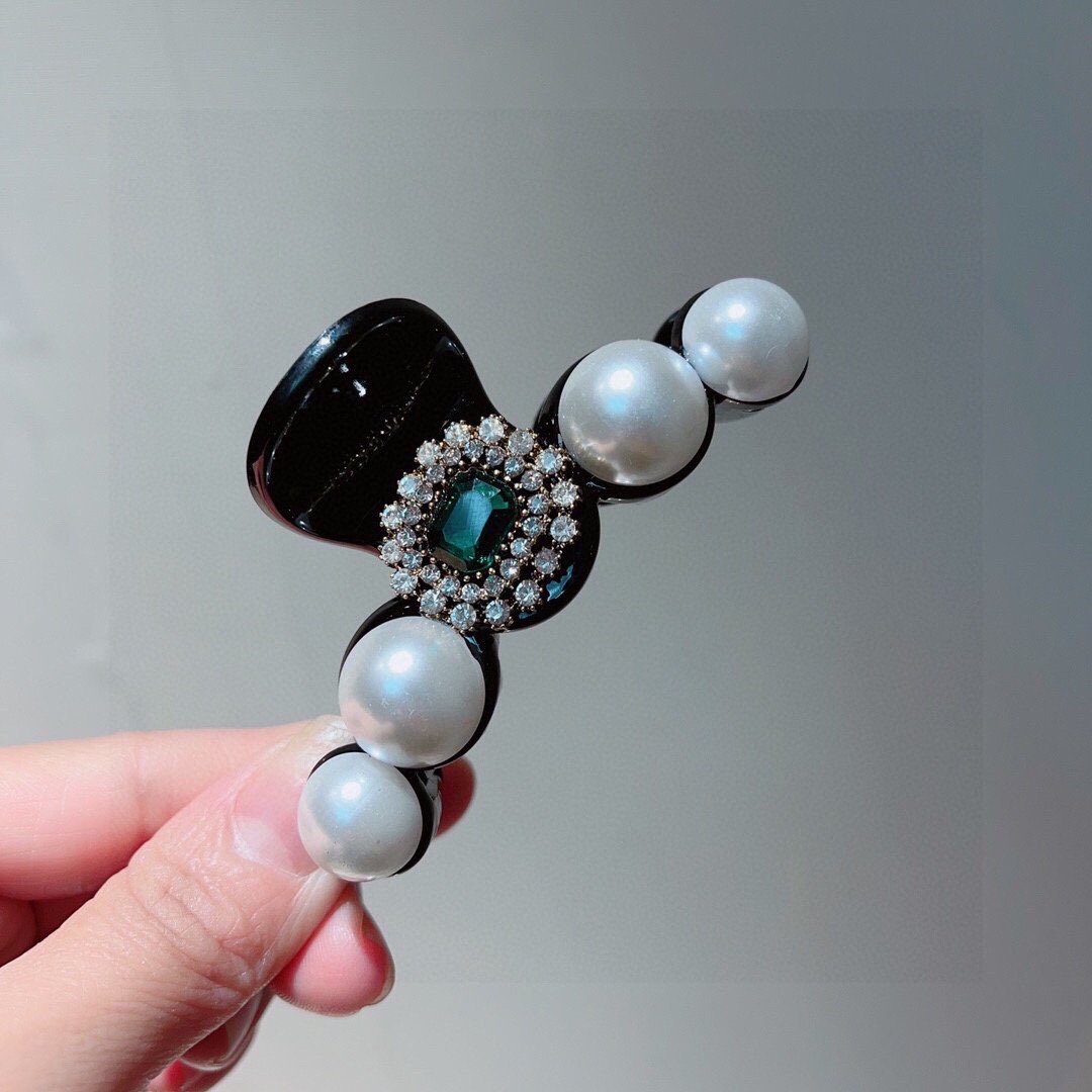 NO:276759,Packaging CHANEEL flash luxury simple grab clip, pearl hair clip original single acrylic material, goddess must-have item, super exquisite! celebrity style. Hairpins, hair clips, chanel, hairpins19860909配包装 ＣＨＡＮＥＬ香奈儿闪轻奢简约抓夹,珍珠发夹 原单亚克力材质,女神必备单品,超级精致哦!名媛范儿.发夹,发夹,chanel,hairpins,accessory