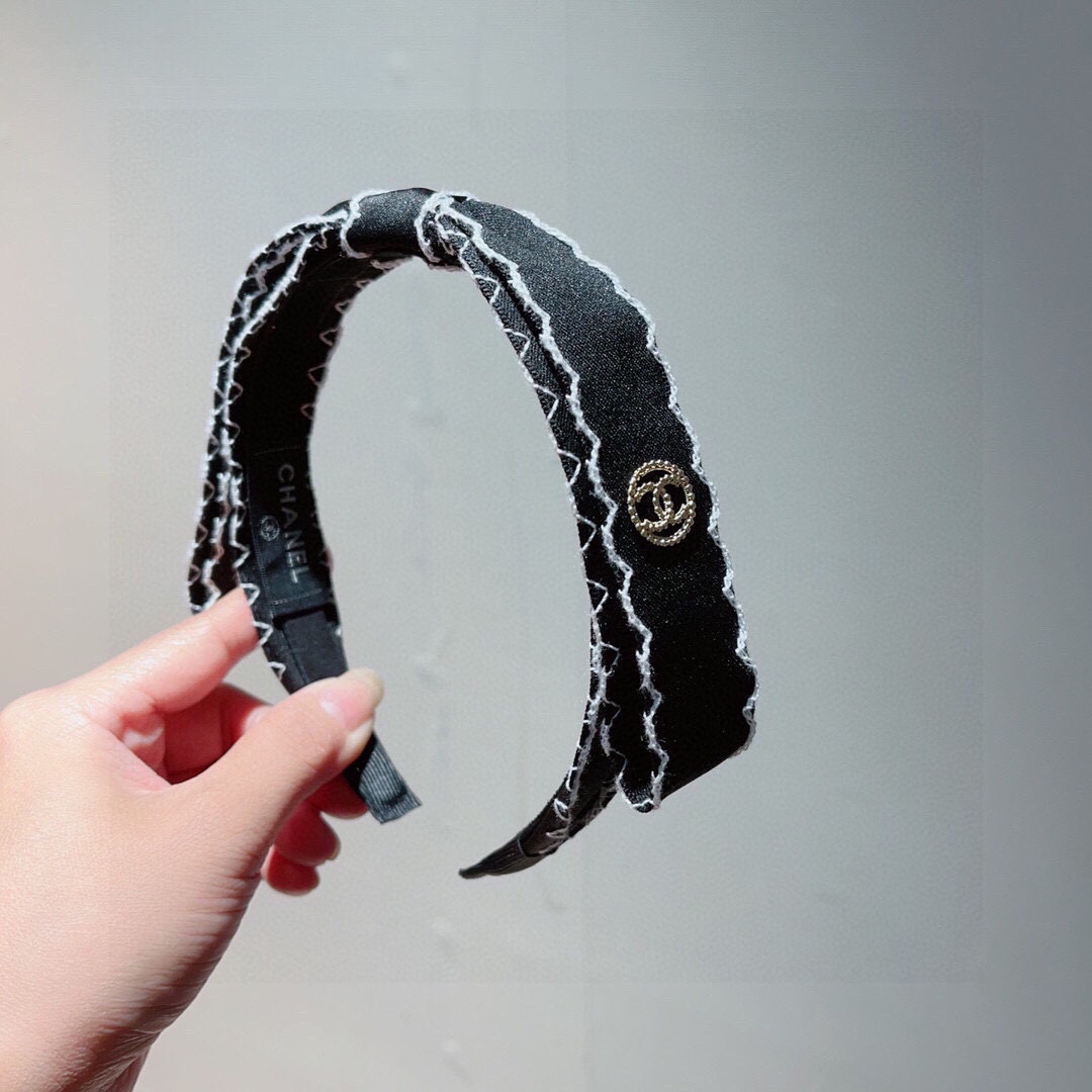 NO:276765,Packaging CHANEL's latest small fragrant headband, fragrant grandma headband, retro headband, popular internet celebrity products, super exquisite, fashionable and versatile!  hairpins, hairpins, chanel, chanel, hairpins19860909配包装 CHANEL（香奈儿）最新款小香发箍,香奶奶头箍,复古头箍,网红爆款推荐 超精致,时尚百搭！发夹,发夹,chanel,chanel,hairpins,accessory